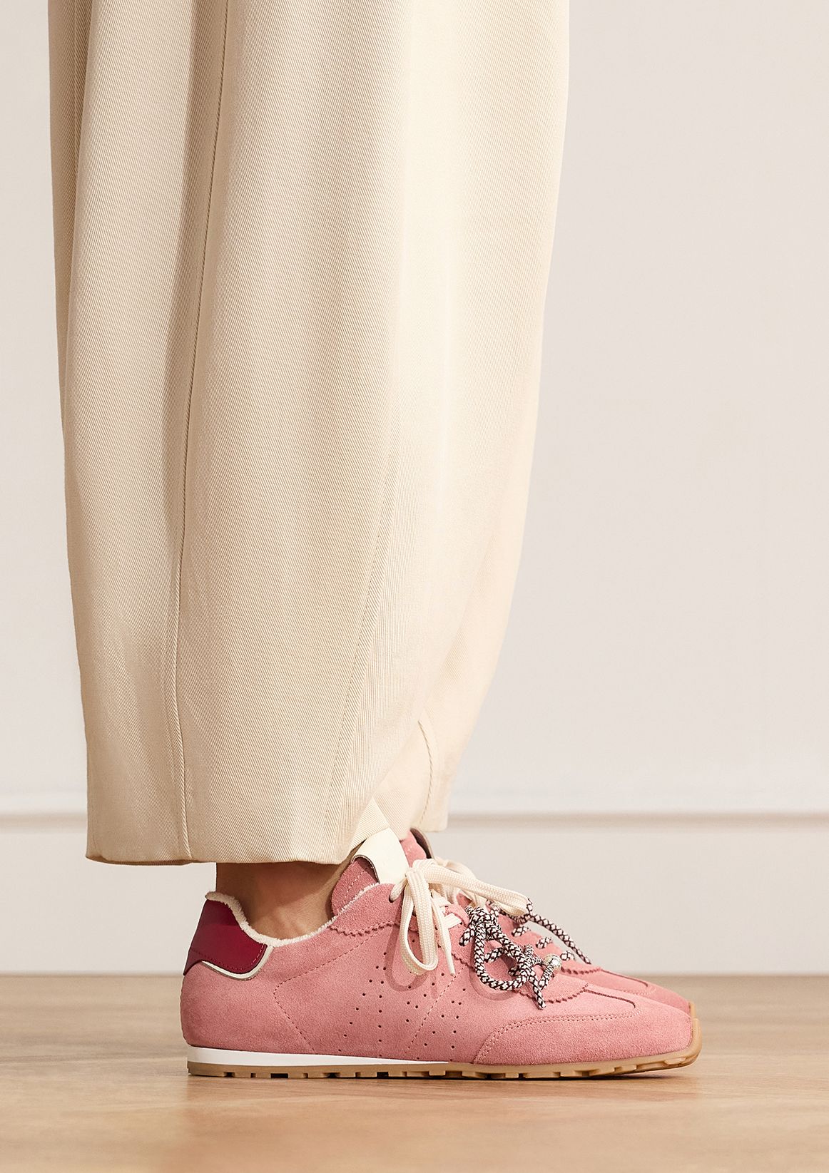 Roze suède sneakers met dubbele vetersluiting