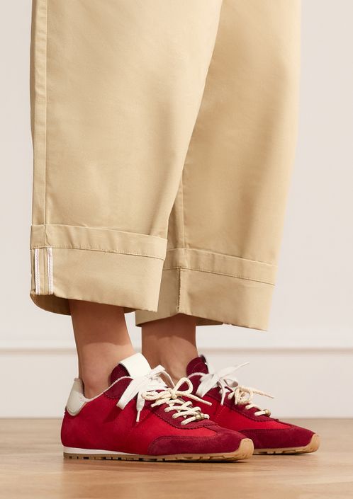 Rote Veloursleder-Sneaker mit zwei Schnürungen