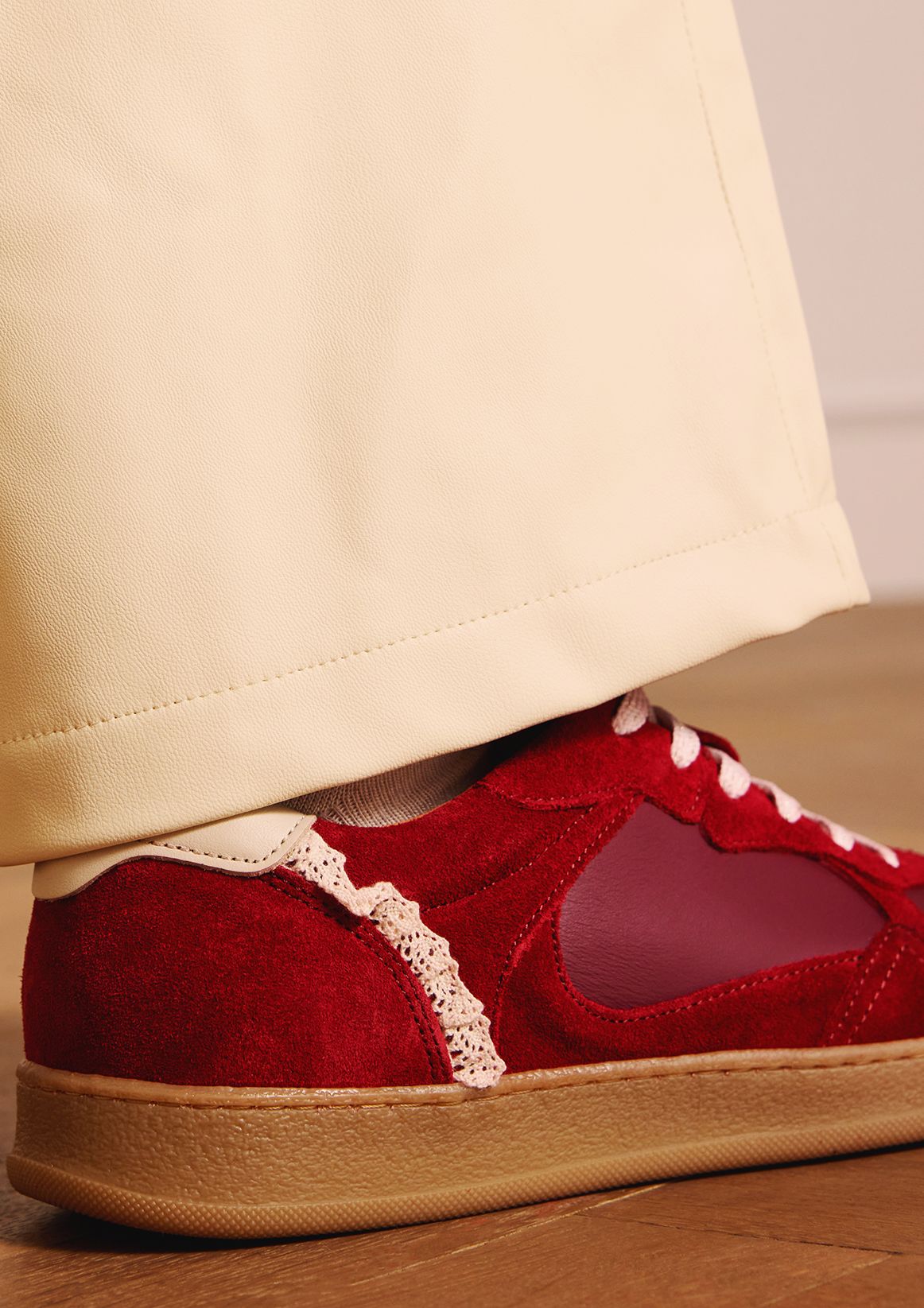 Rote Veloursleder-Sneaker