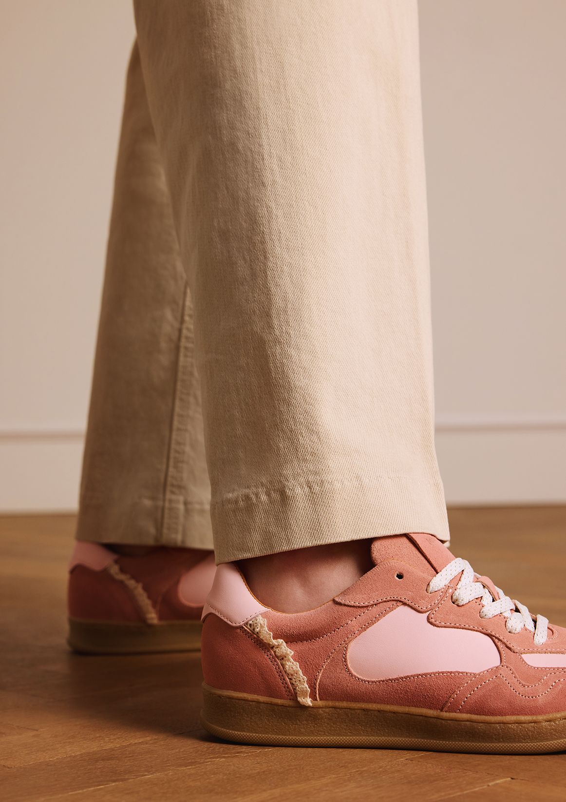 Roséfarbene Veloursleder-Sneaker mit Spitze
