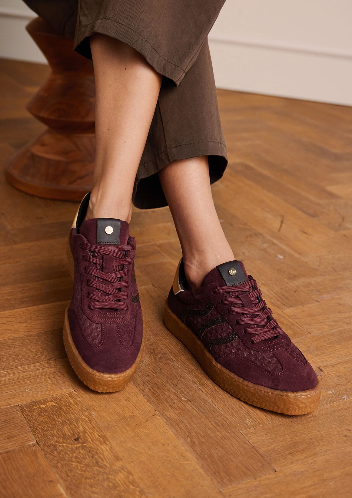 Bordeauxrote Ledersneaker mit Veloursleder-Details