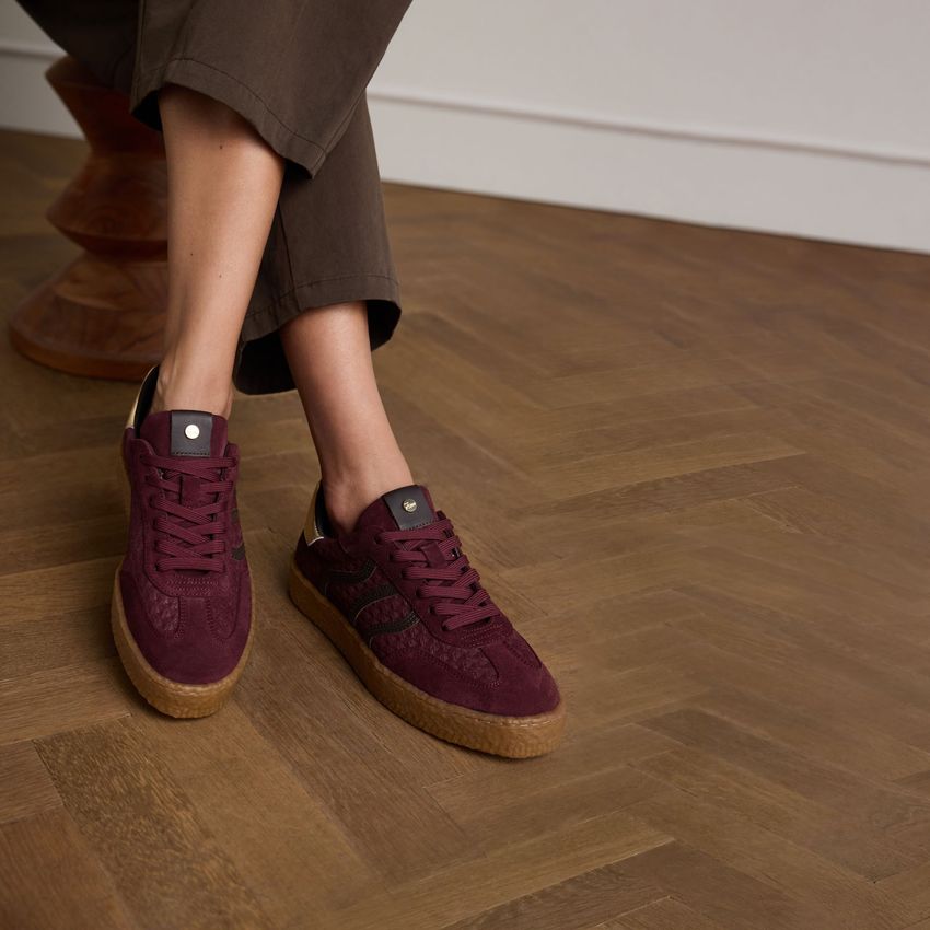Bordeauxrote Ledersneaker mit Veloursleder-Details