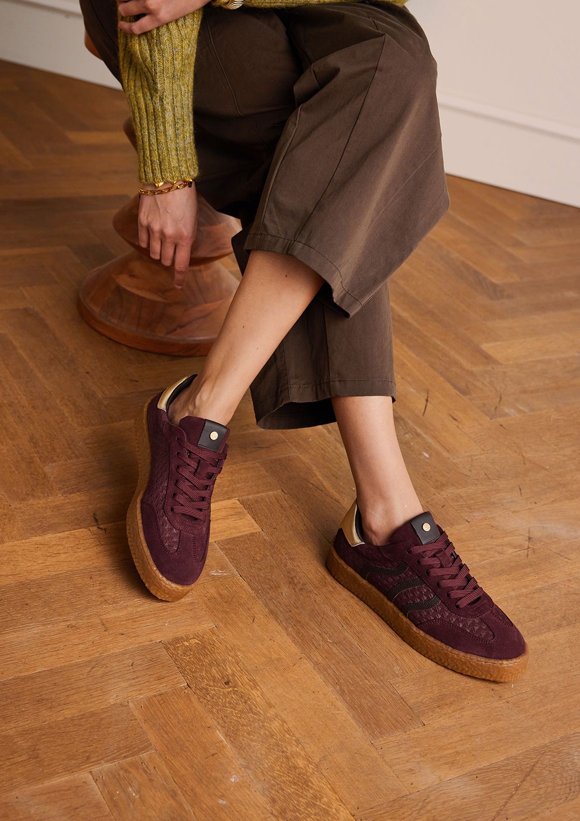 Bordeauxrote Ledersneaker mit Veloursleder-Details