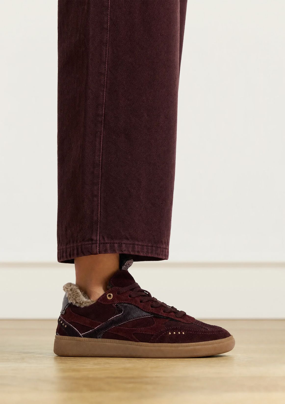 Bordeauxrote Veloursleder-Sneaker