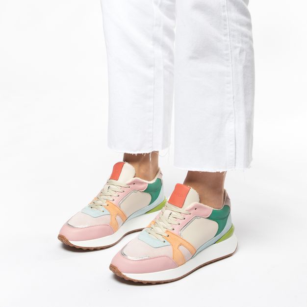 Roséfarbene Sneaker mit farbigen Details