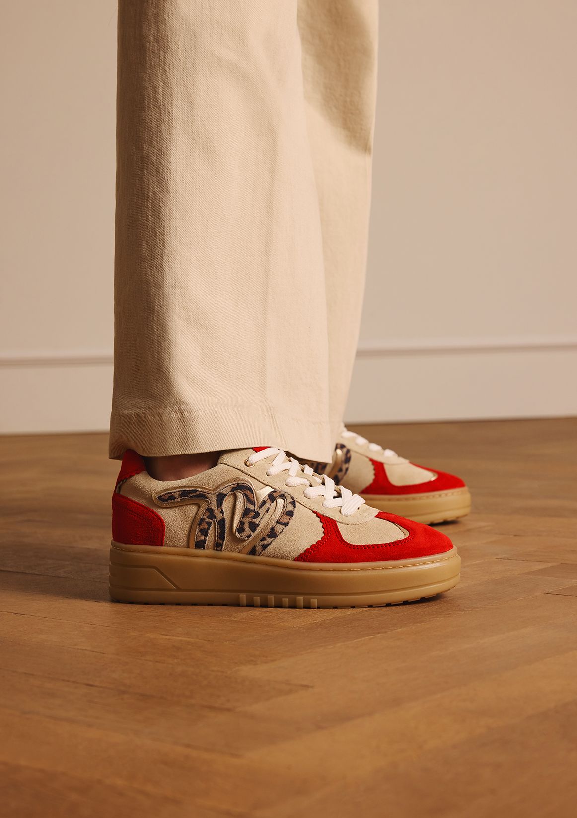 Beigefarbene Veloursleder-Sneaker mit roten Details