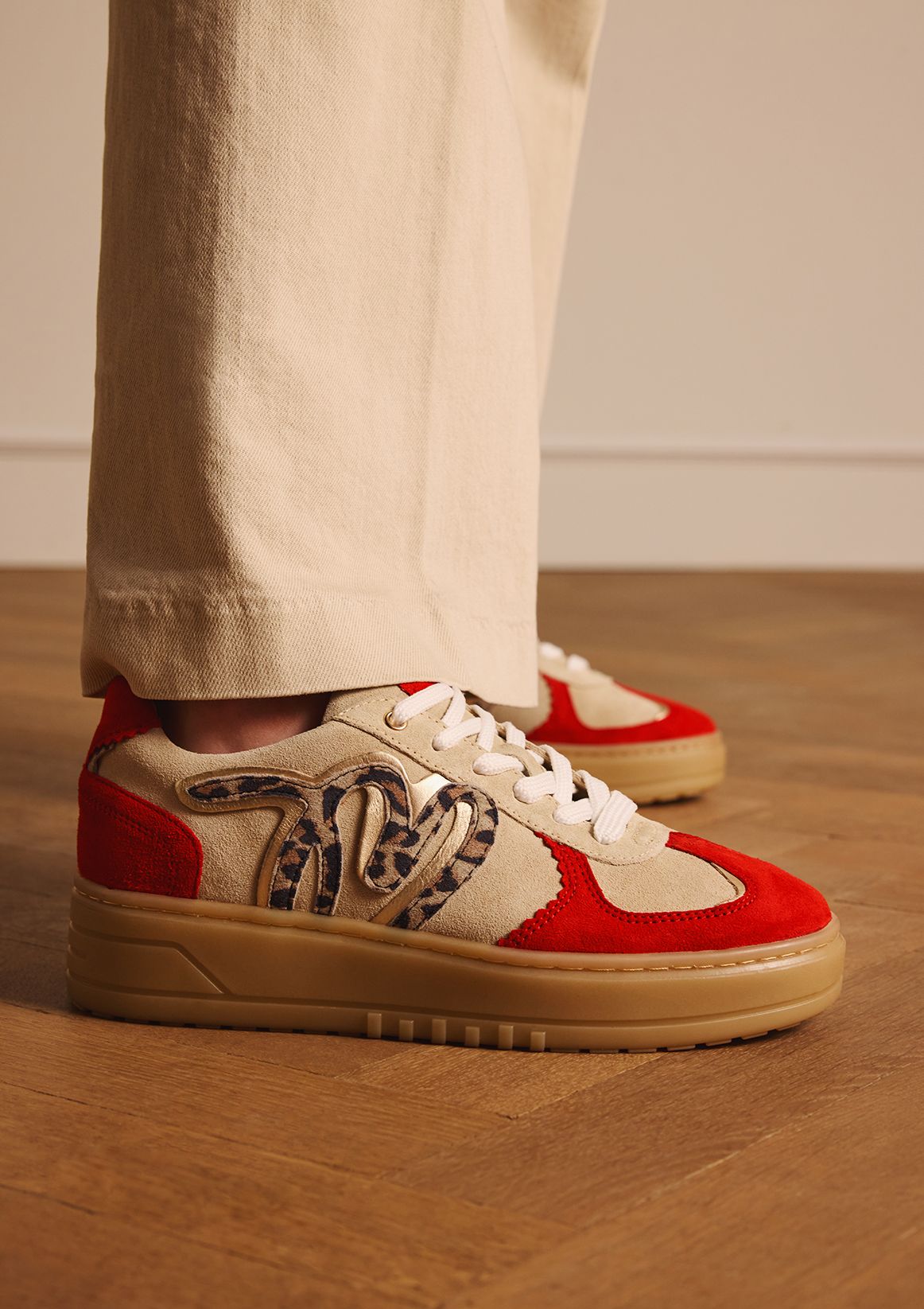 Beigefarbene Veloursleder-Sneaker mit roten Details