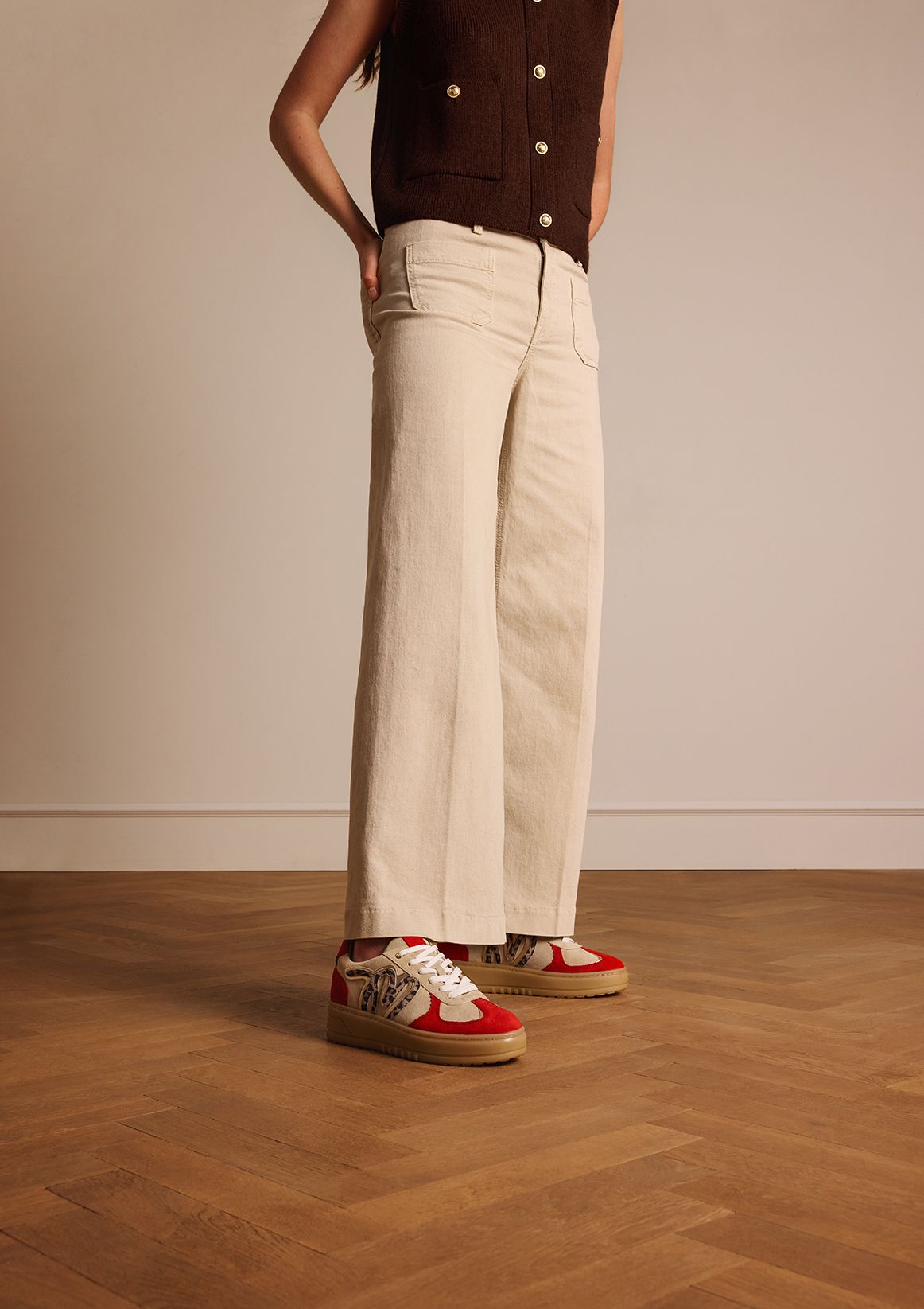 Beigefarbene Veloursleder-Sneaker mit roten Details
