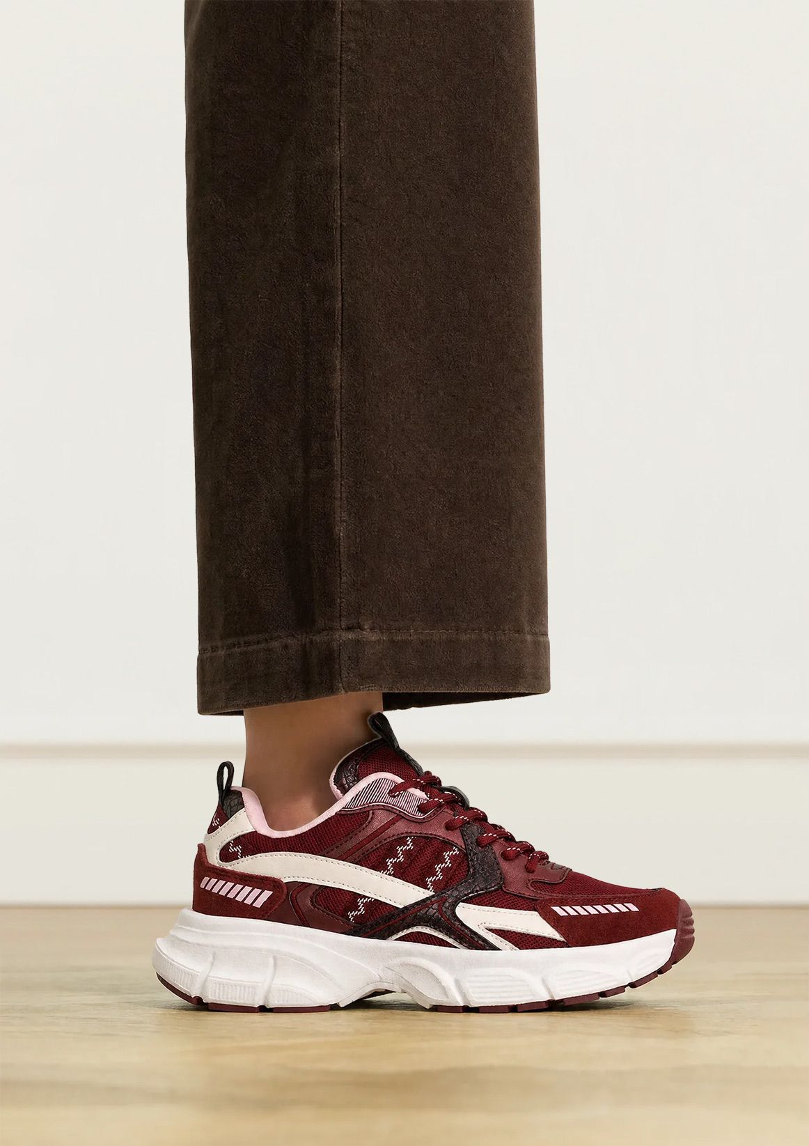 Bordeauxrote Mesh-Sneaker
