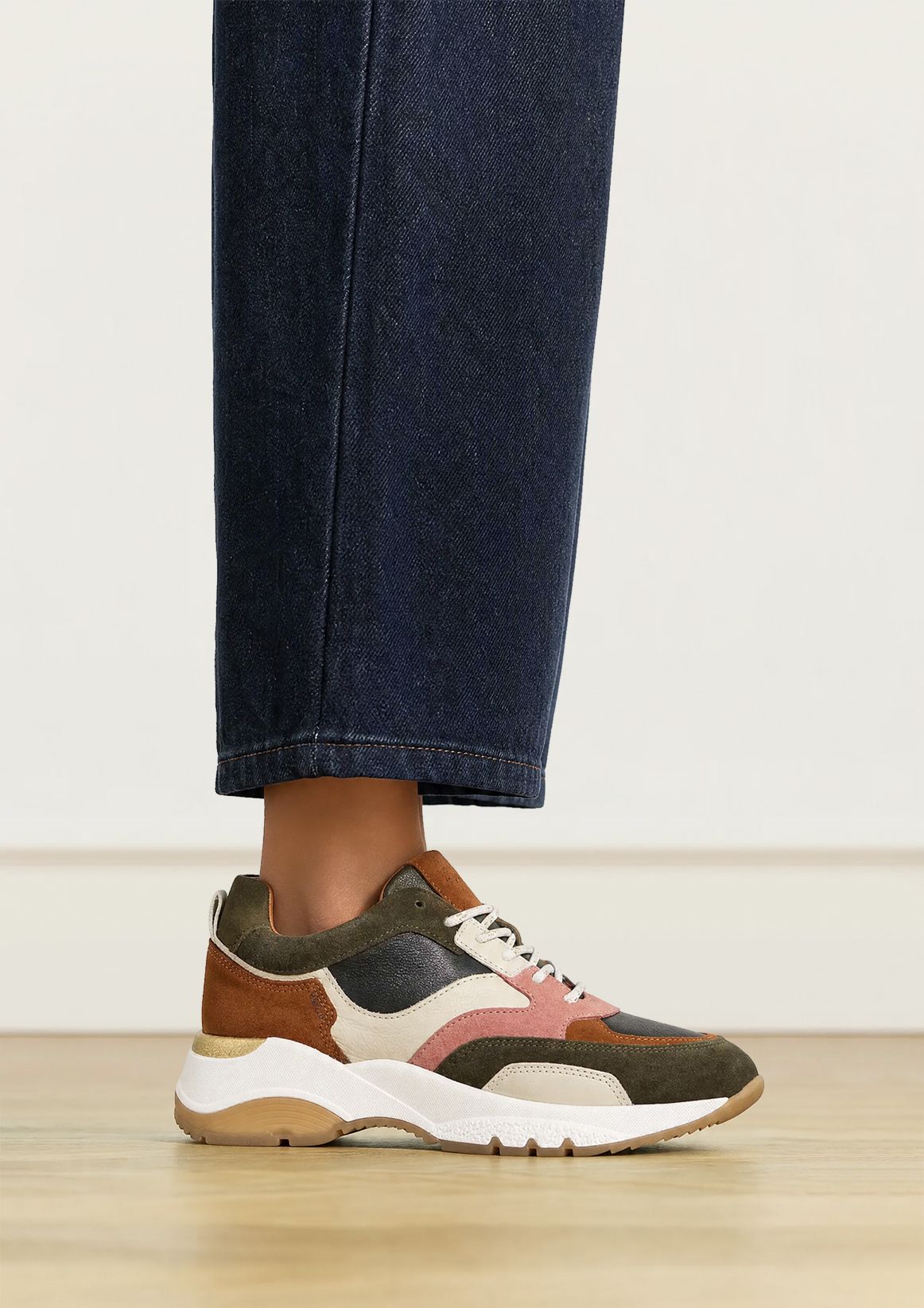 Grüne Veloursleder-Sneaker mit farbigen Details