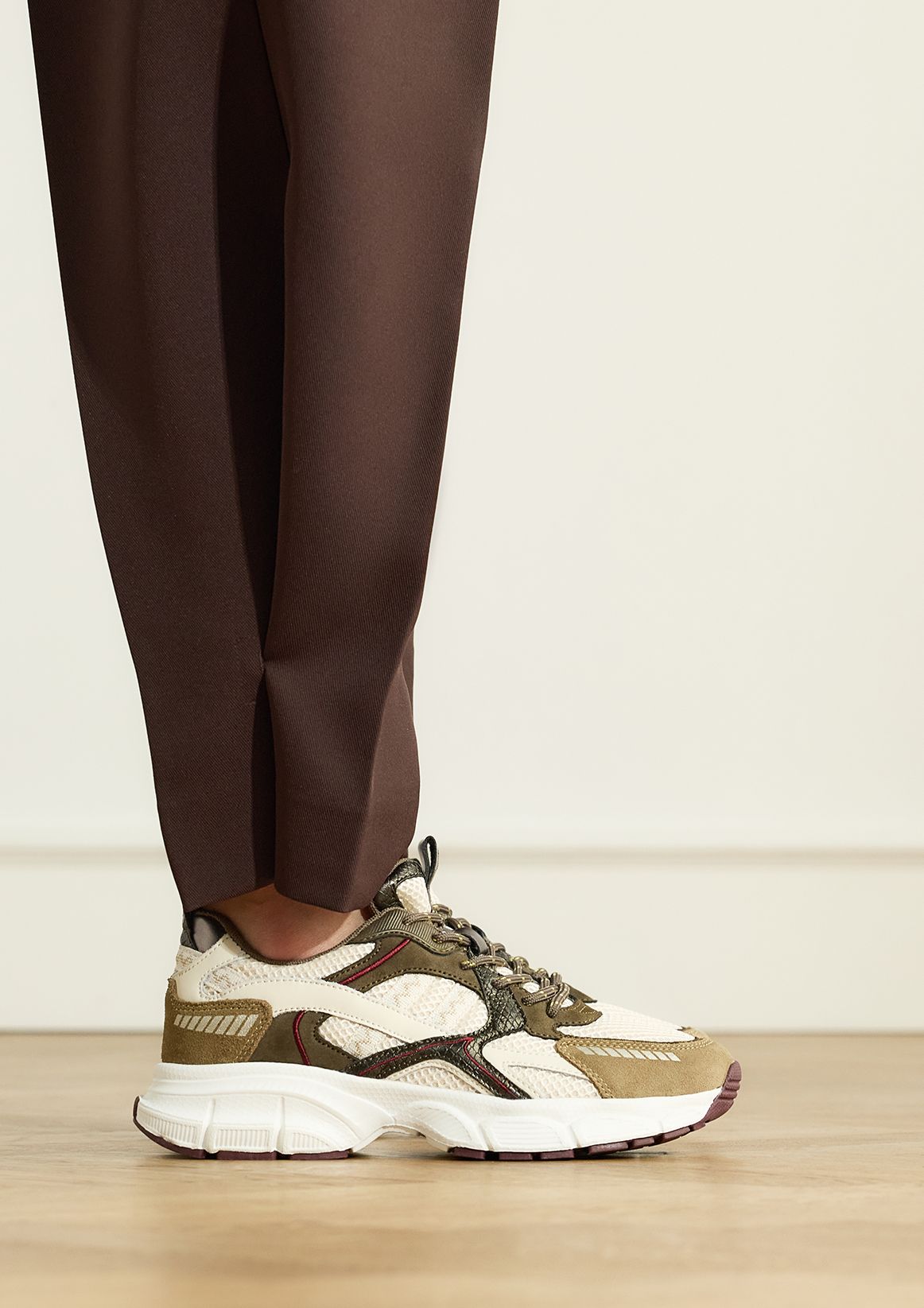 Grüne Mesh-Sneaker mit beigefarbenen Details