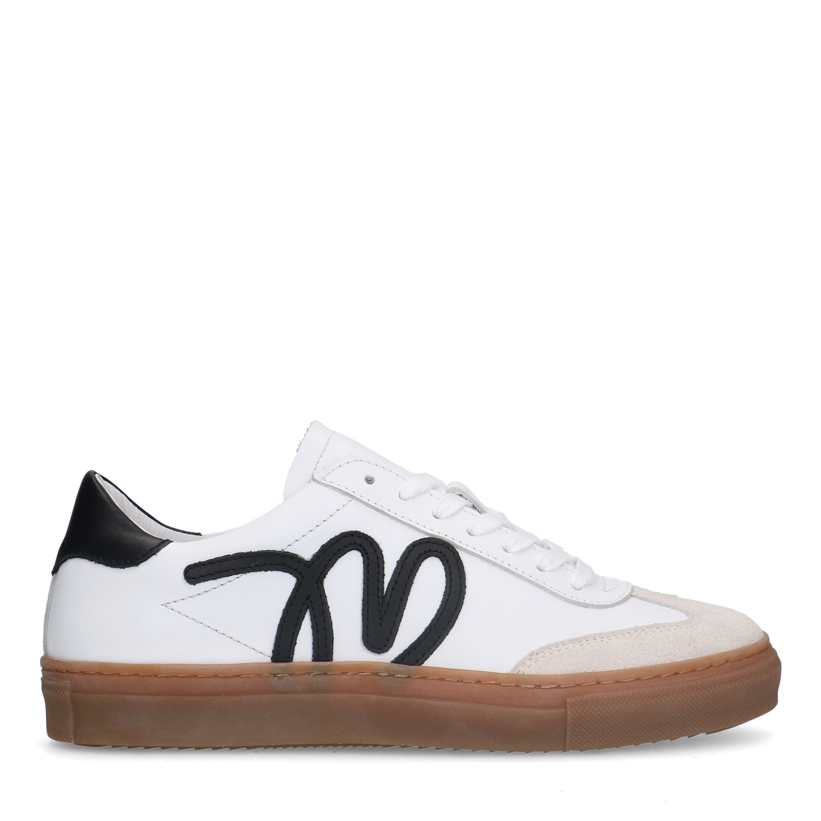 Wit met shops zwarte sneakers