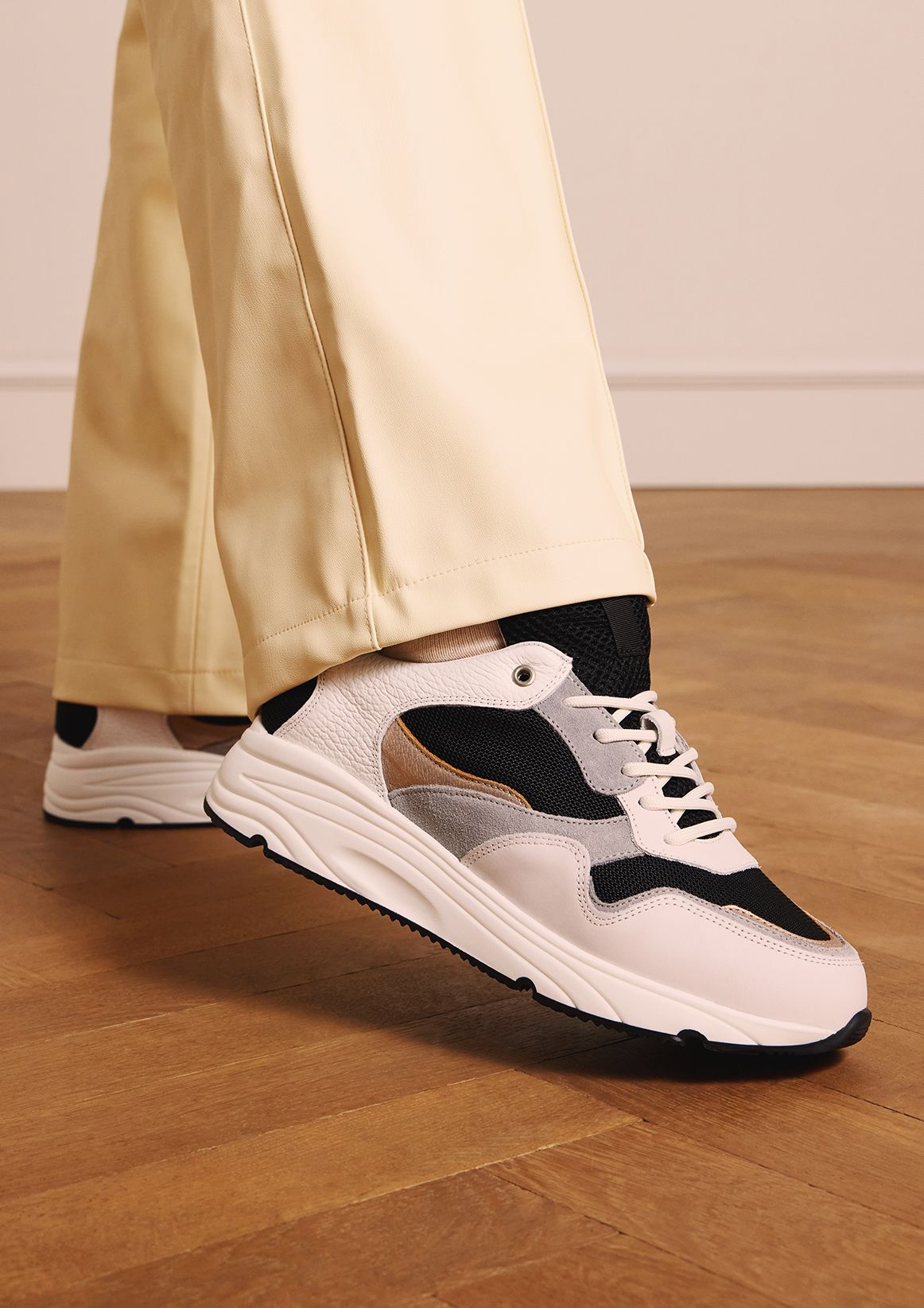 Weiße Ledersneaker mit silberfarbenen Details