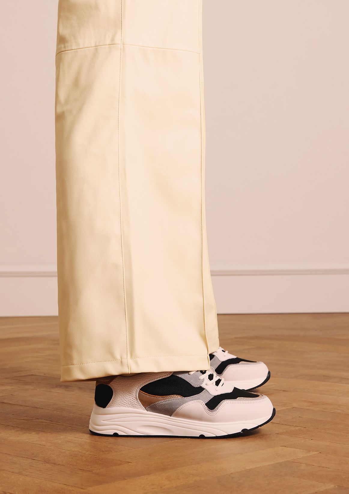 Witte leren sneakers met zilveren details