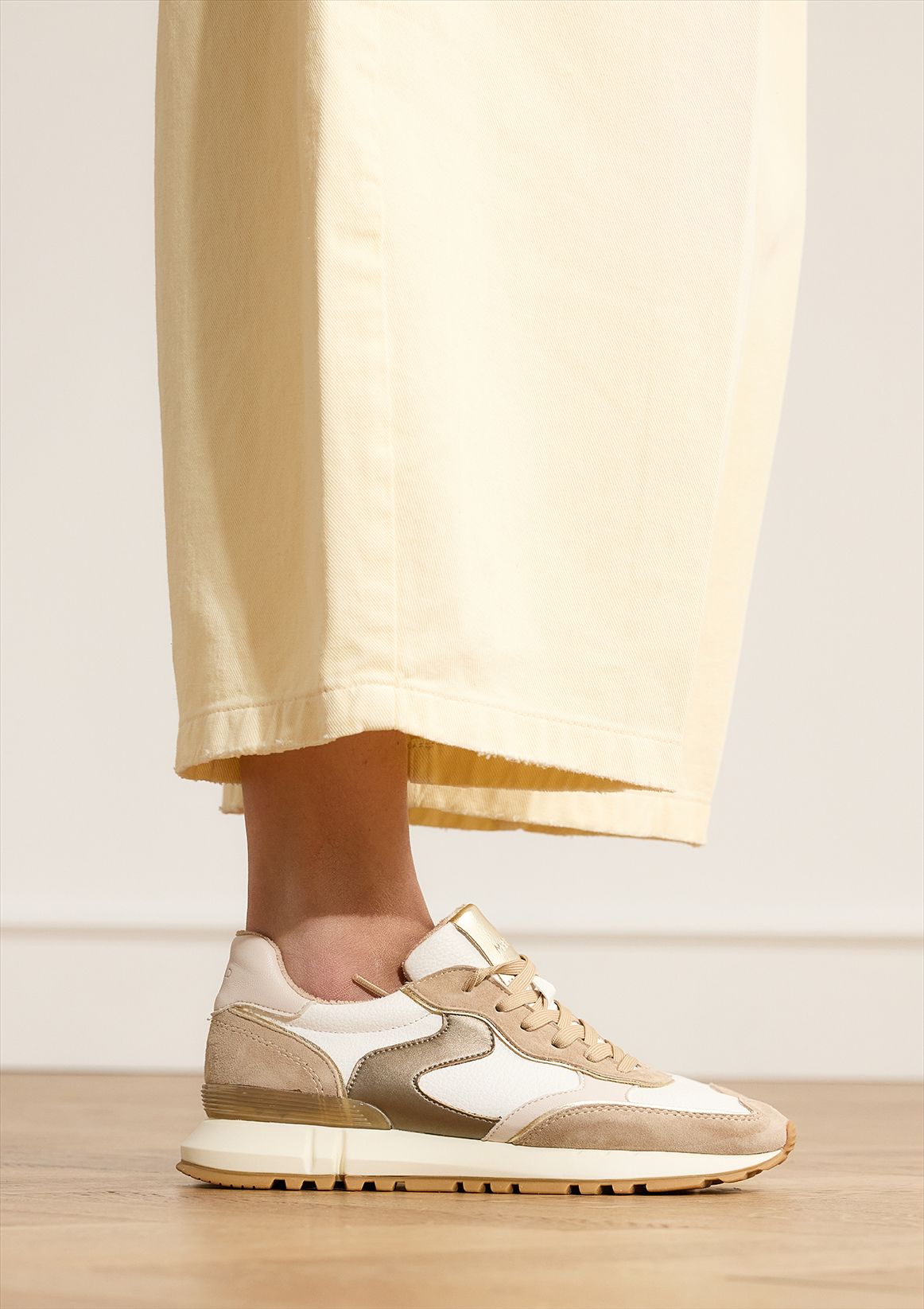 Witte leren sneakers met beige suède details