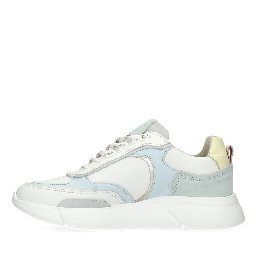 Weiße Sneaker mit blauen Details