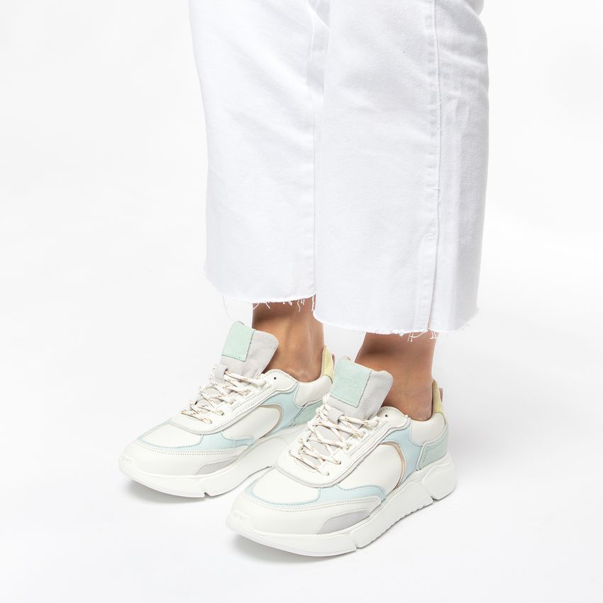 Witte sneakers met blauwe details