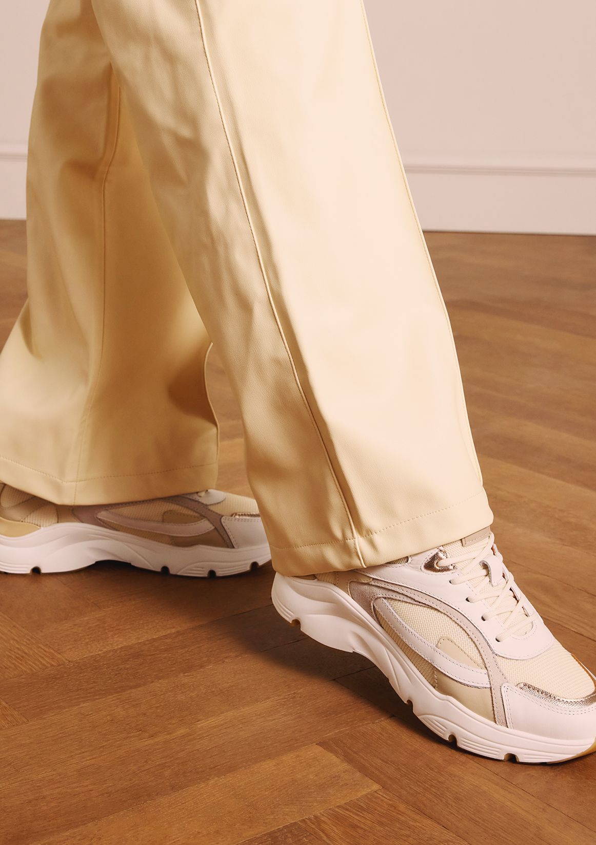 Weiße Ledersneaker mit Textil-Details
