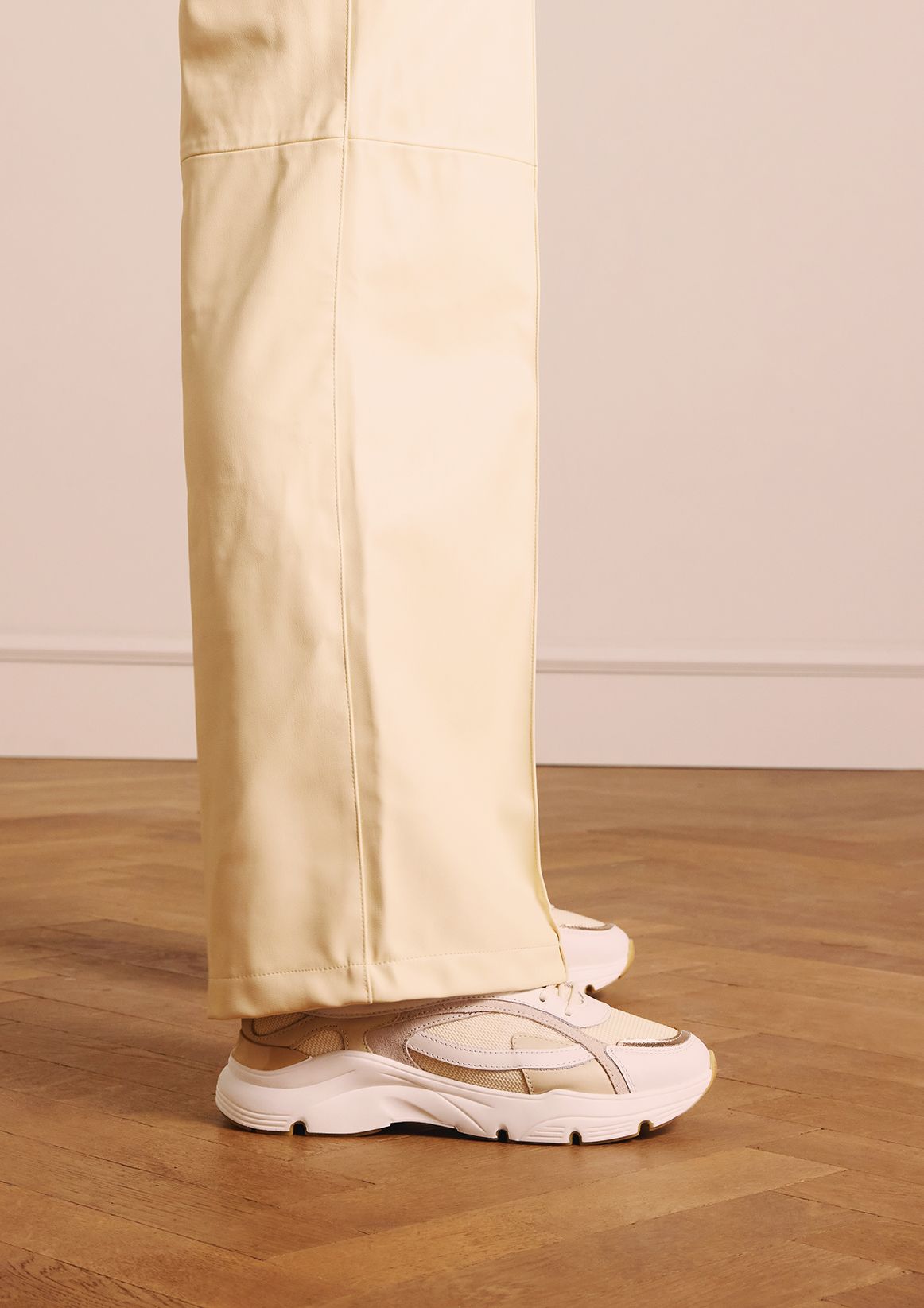 Weiße Ledersneaker mit Textil-Details