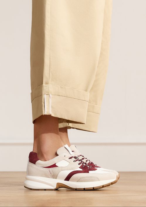 Offwhite Ledersneaker mit roten Veloursleder-Details
