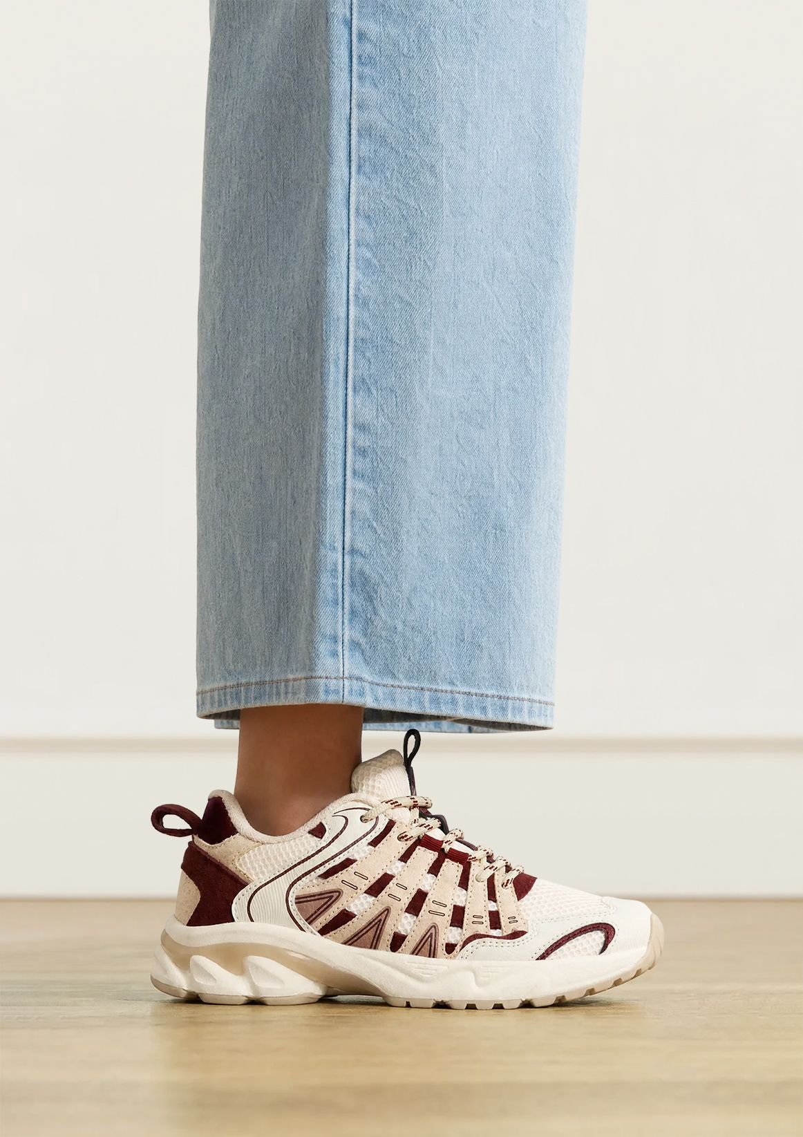 Offwhite Mesh-Sneaker mit bordeauxroten Details