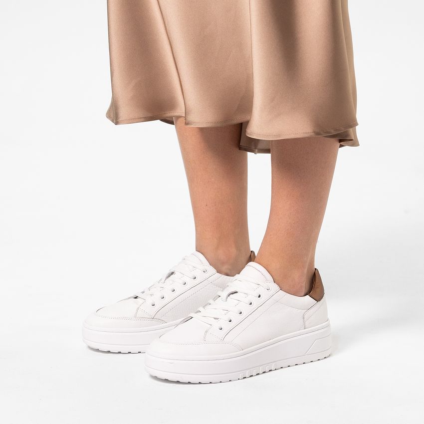 Witte leren sneakers met bronskleurige details