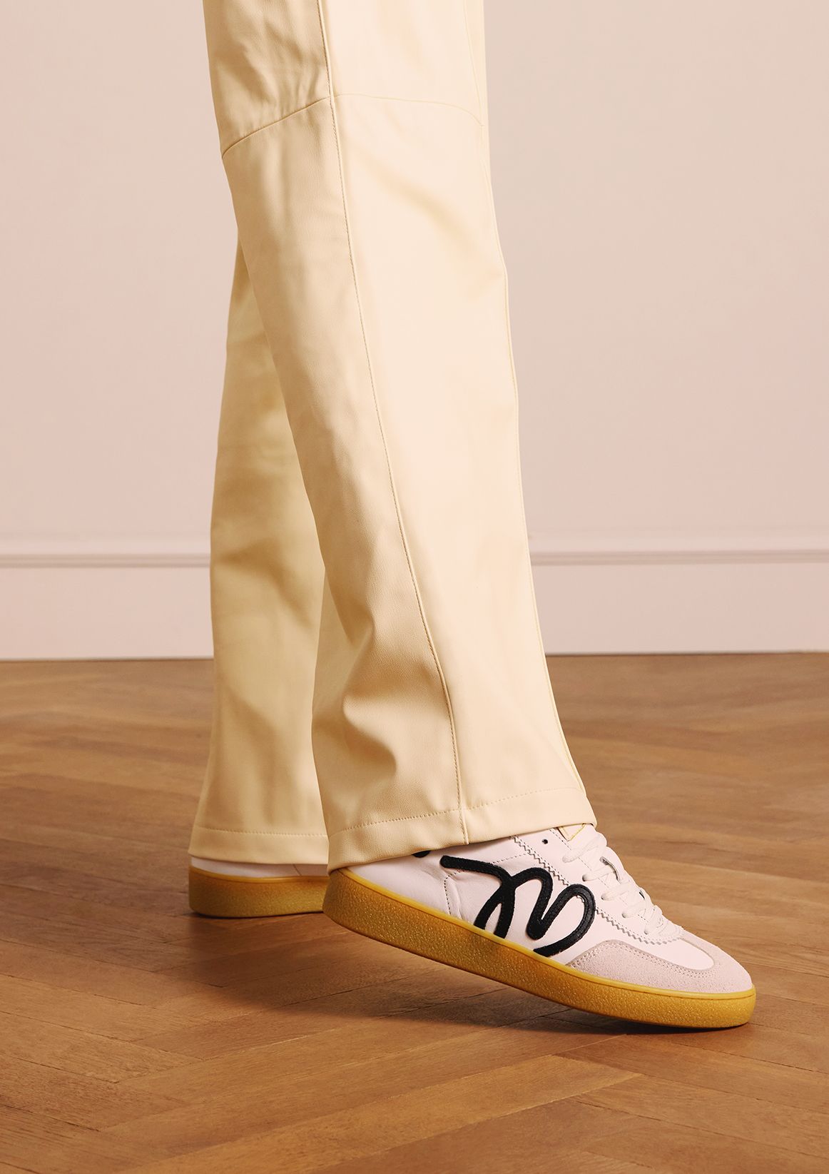 Witte leren sneakers met zwarte details