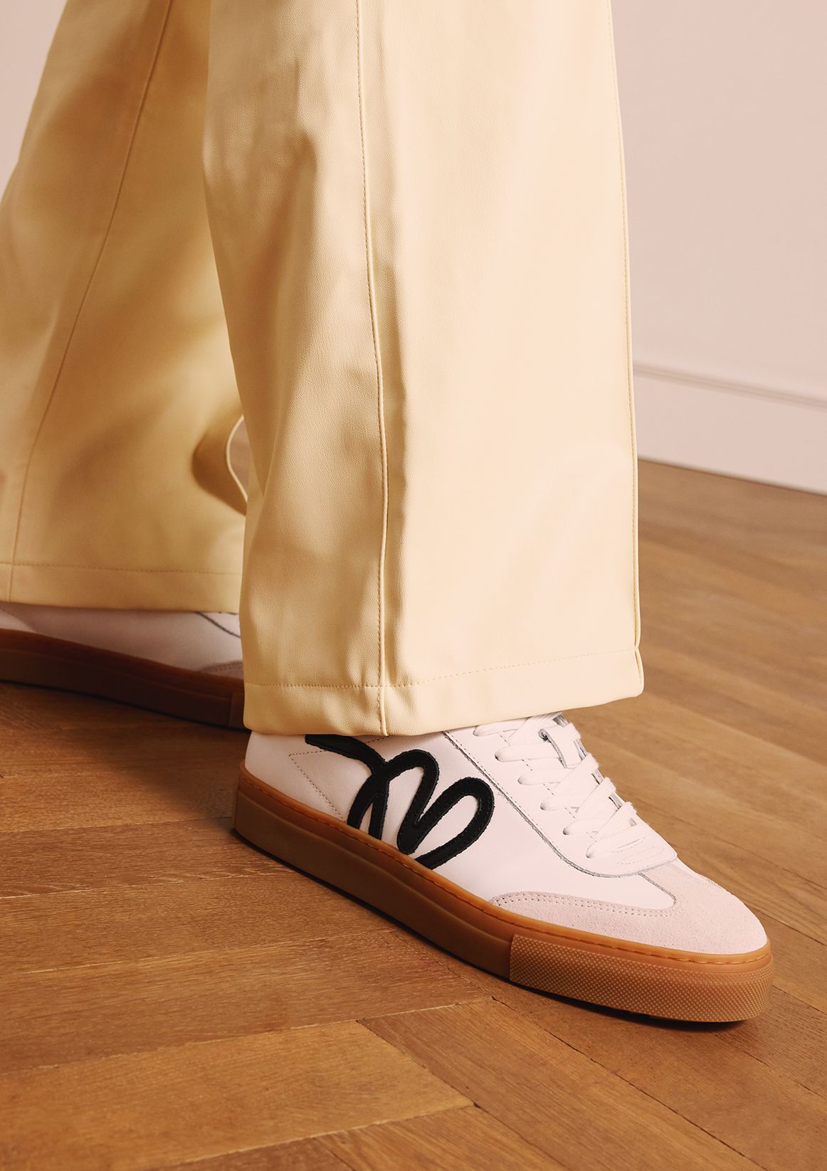 Weiße Ledersneaker mit schwarzen Details