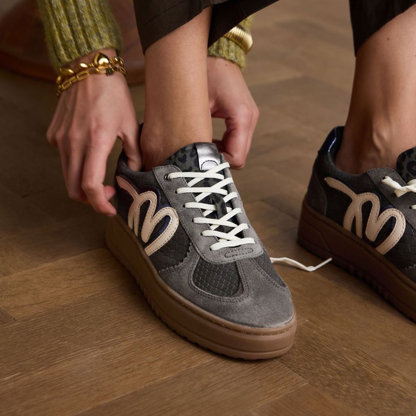 Grijze suède sneakers