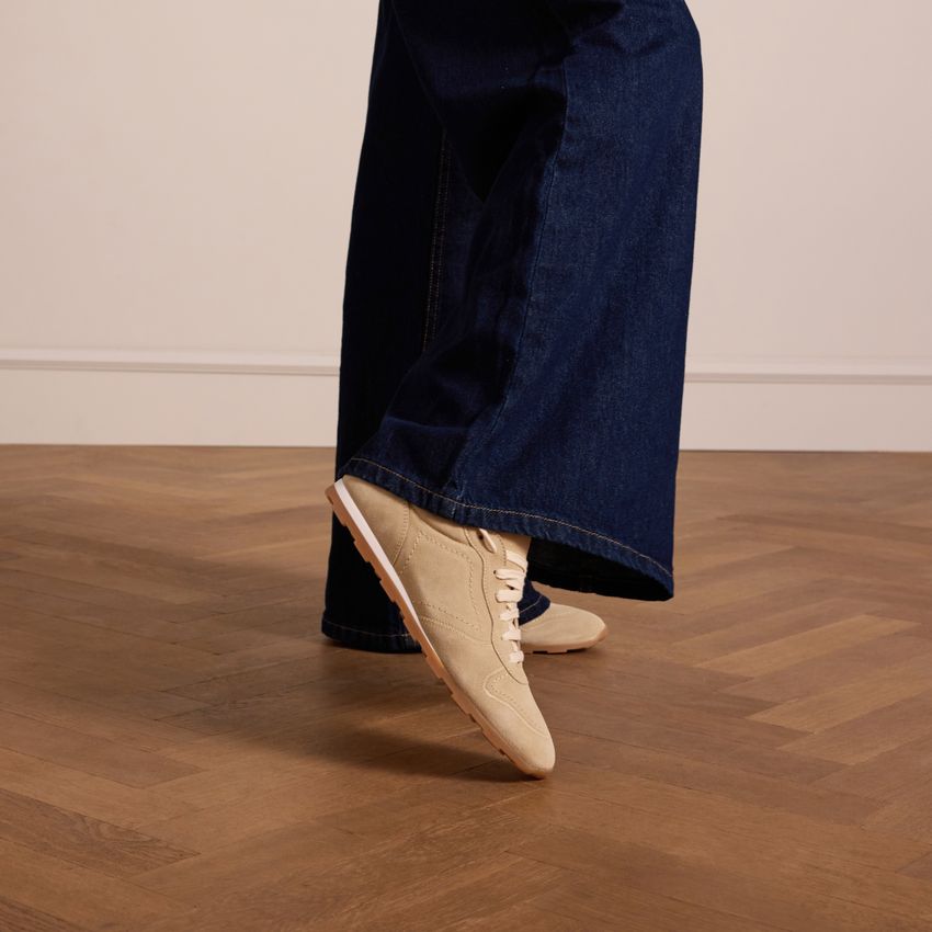 Beigefarbene Veloursleder-Sneaker