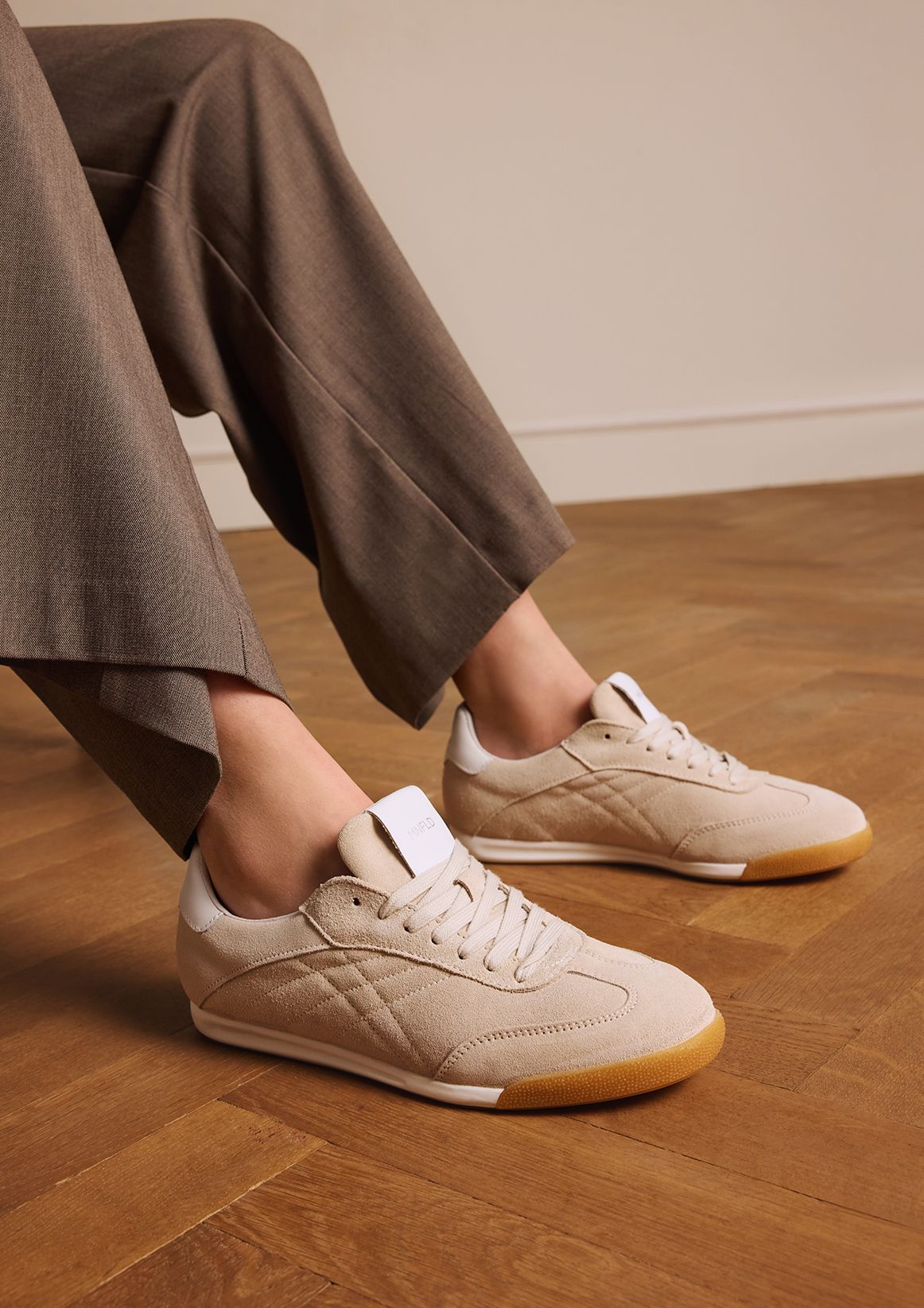 Beigefarbene Veloursleder-Sneaker