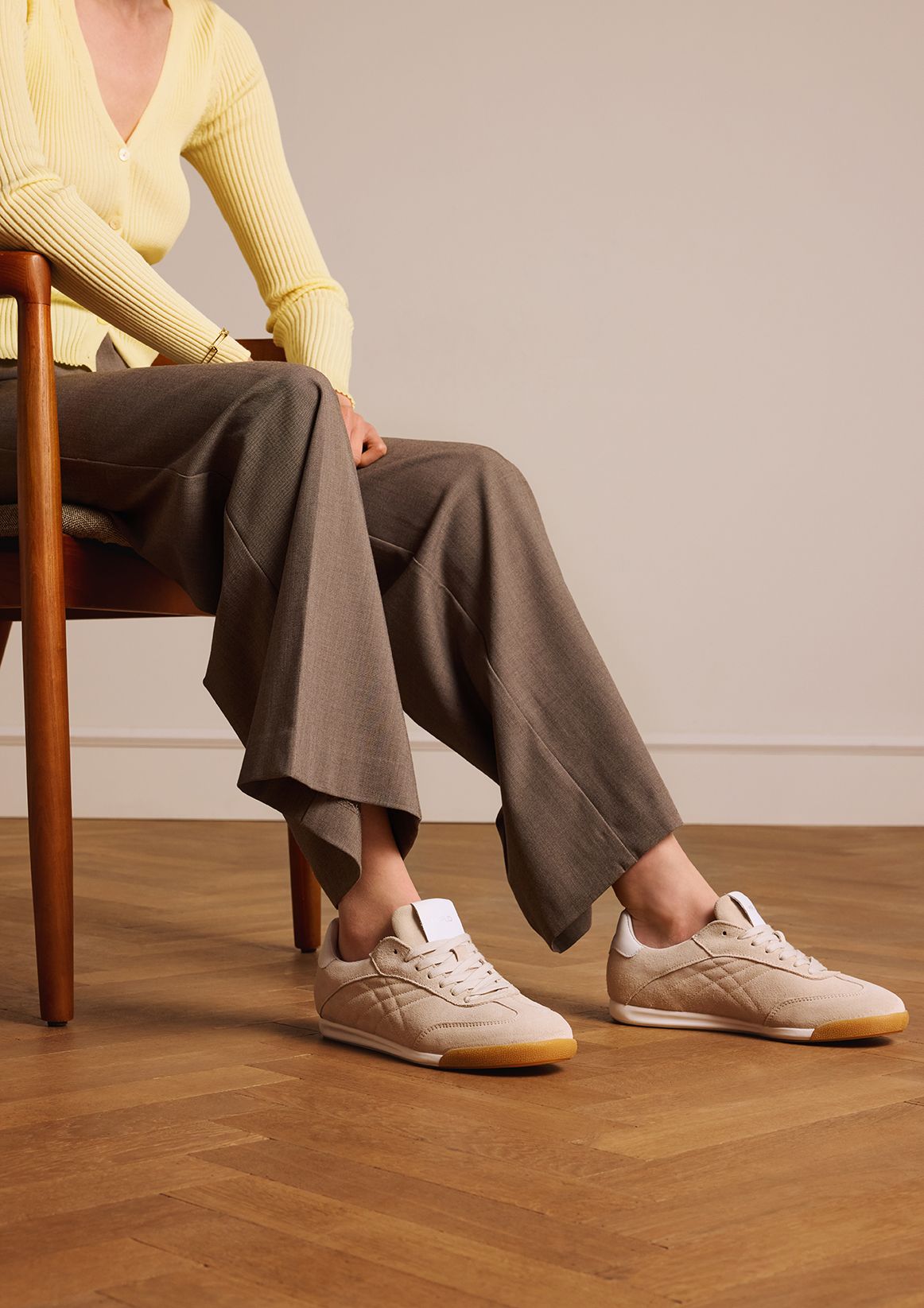 Beigefarbene Veloursleder-Sneaker