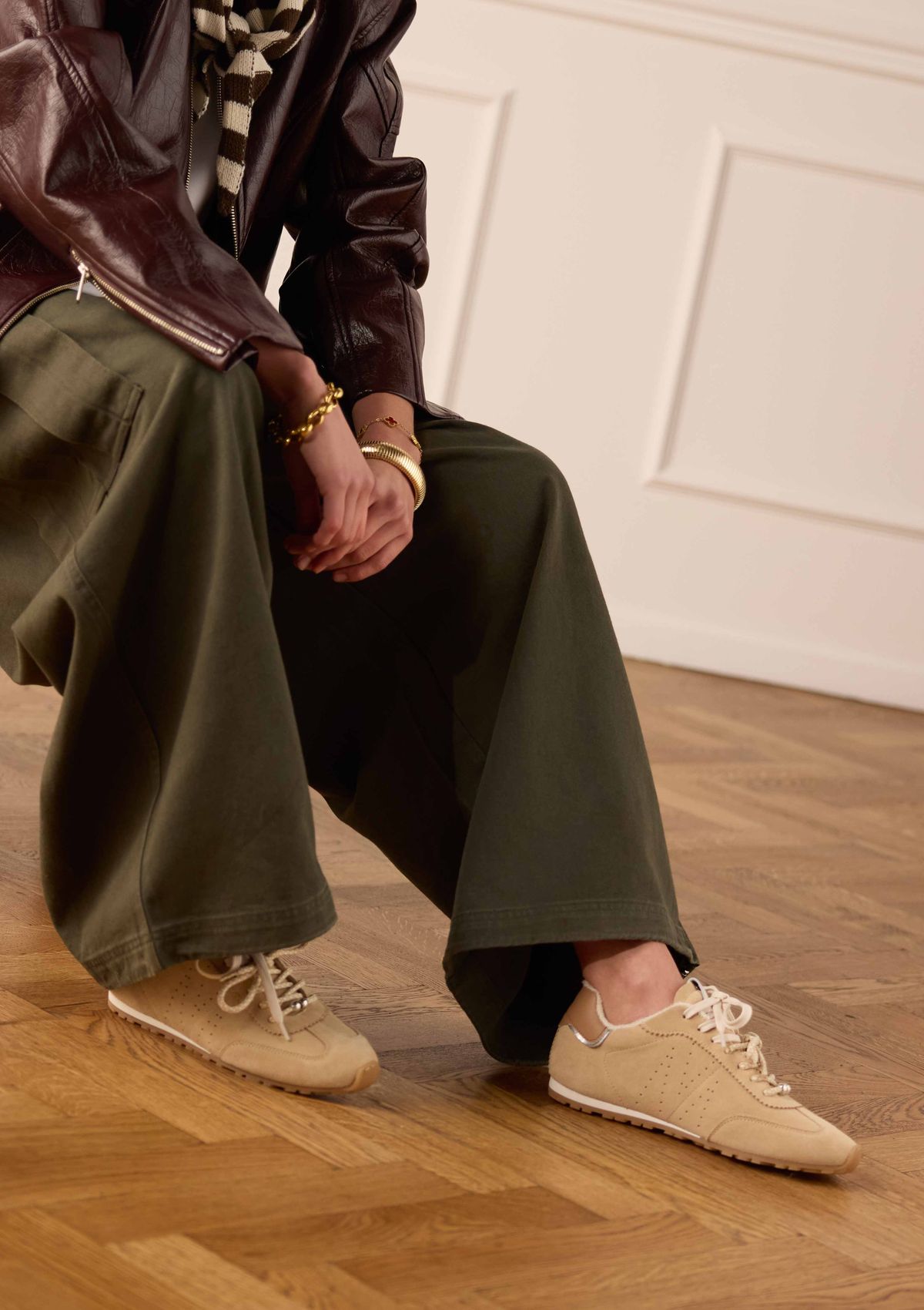 Beigefarbene Veloursleder-Sneaker mit zwei Schnürsenkeln