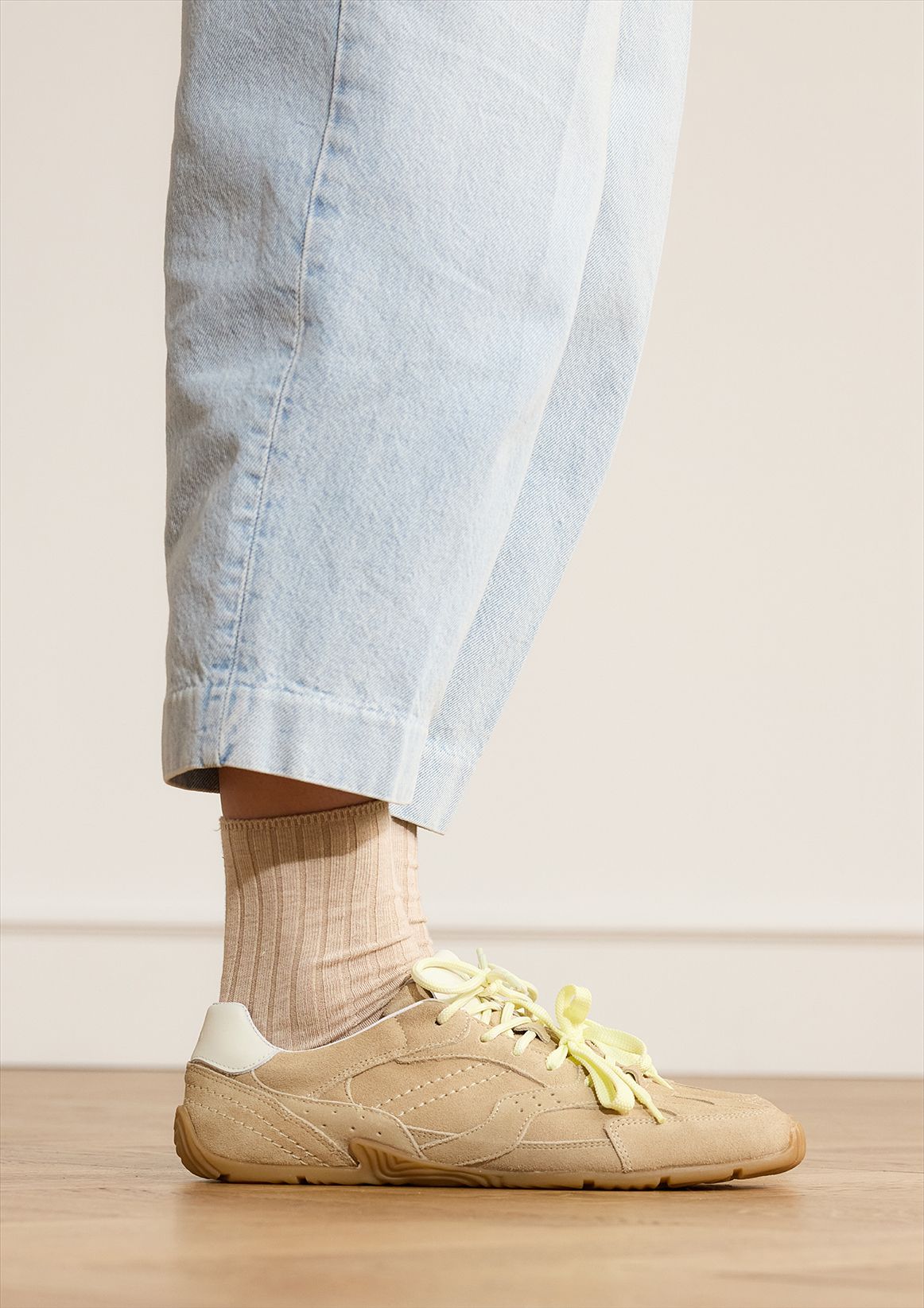 Beigefarbene Veloursleder-Sneaker mit zwei Schnürungen