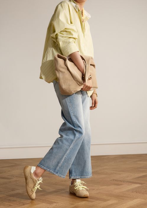 Beigefarbene Veloursleder-Sneaker mit zwei Schnürungen