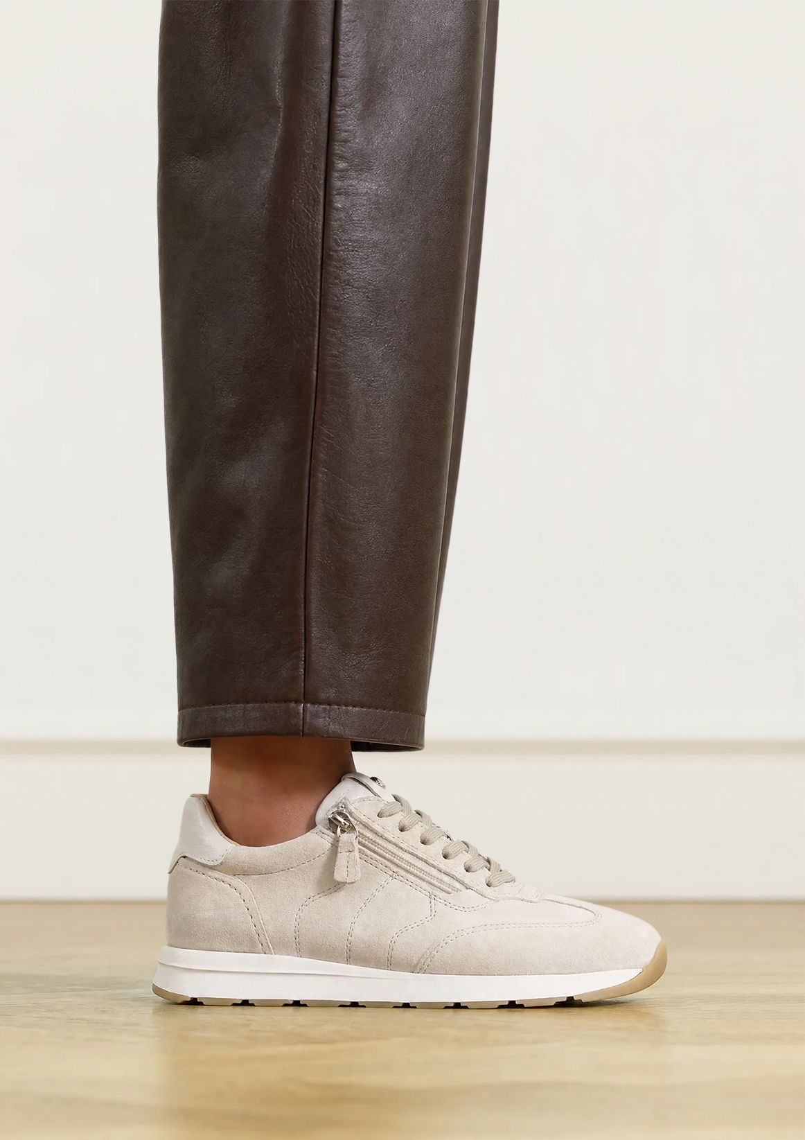 Beigefarbene Nubuk-Sneaker mit Reißverschluss
