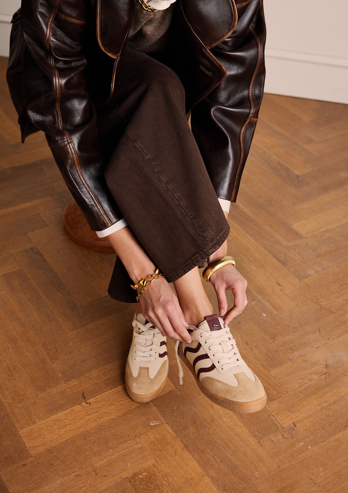 Beige sneakers met burgundy details
