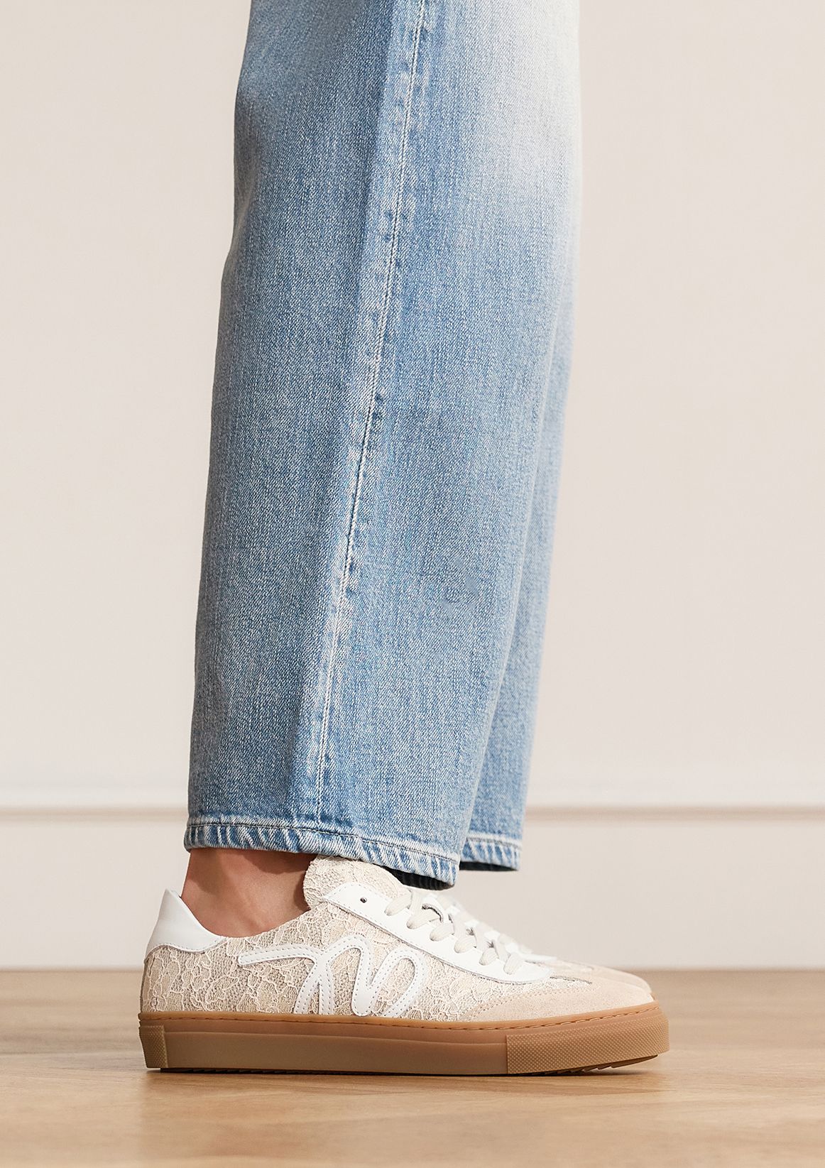 Beige leren sneakers met kanten details