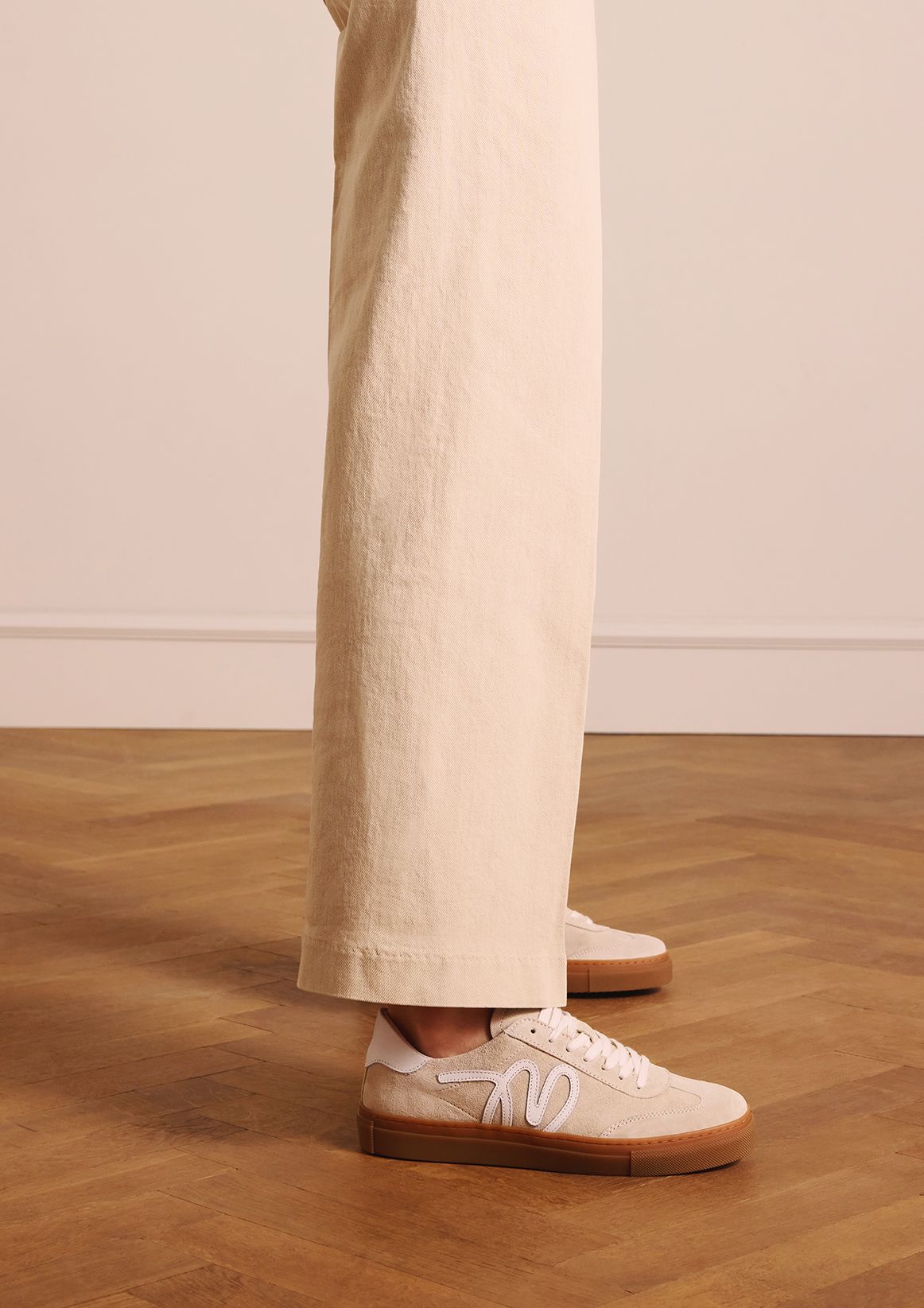 Beige suède sneakers