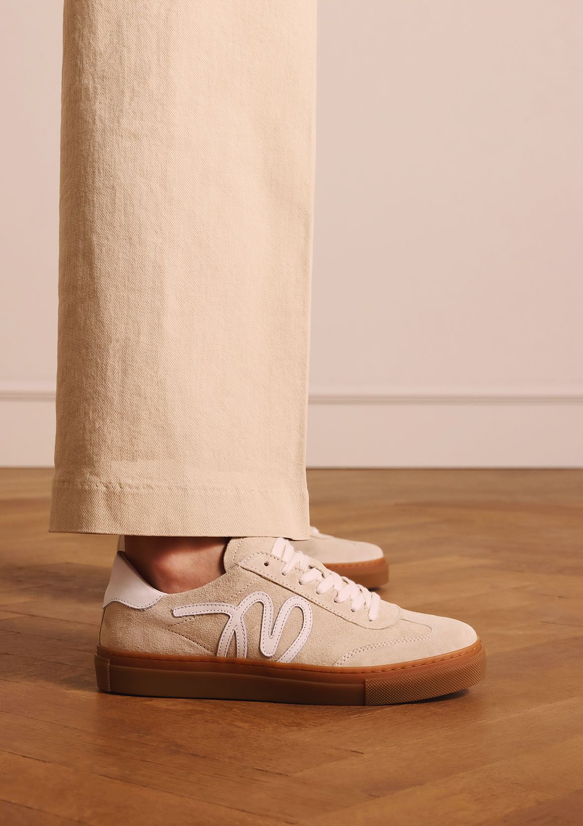 Beige suède sneakers