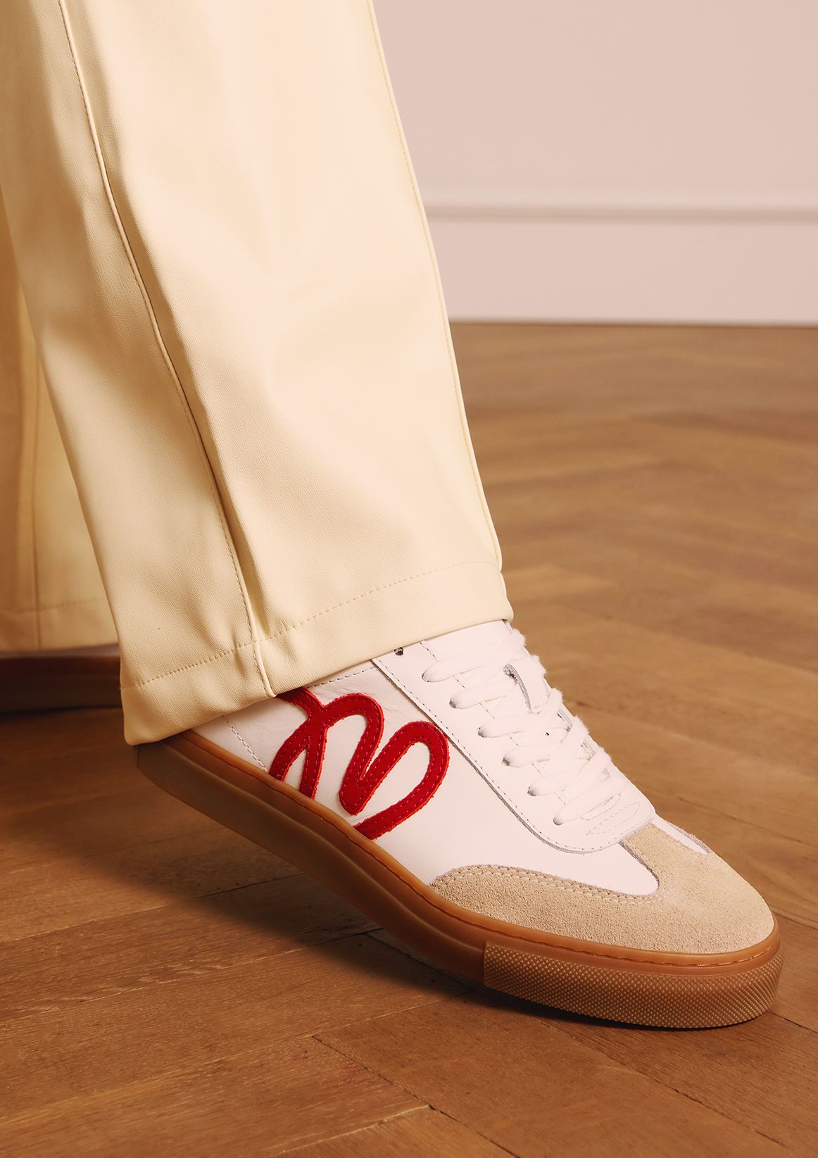 Witte leren sneakers met rode details