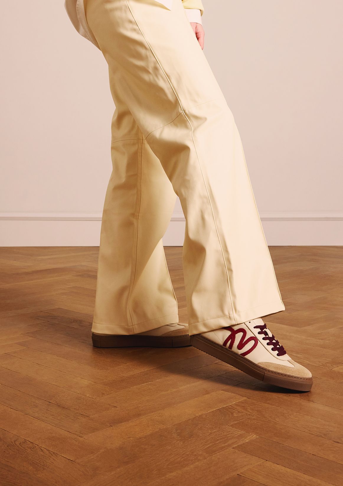 Beigefarbene Ledersneaker mit bordeauxroten Details