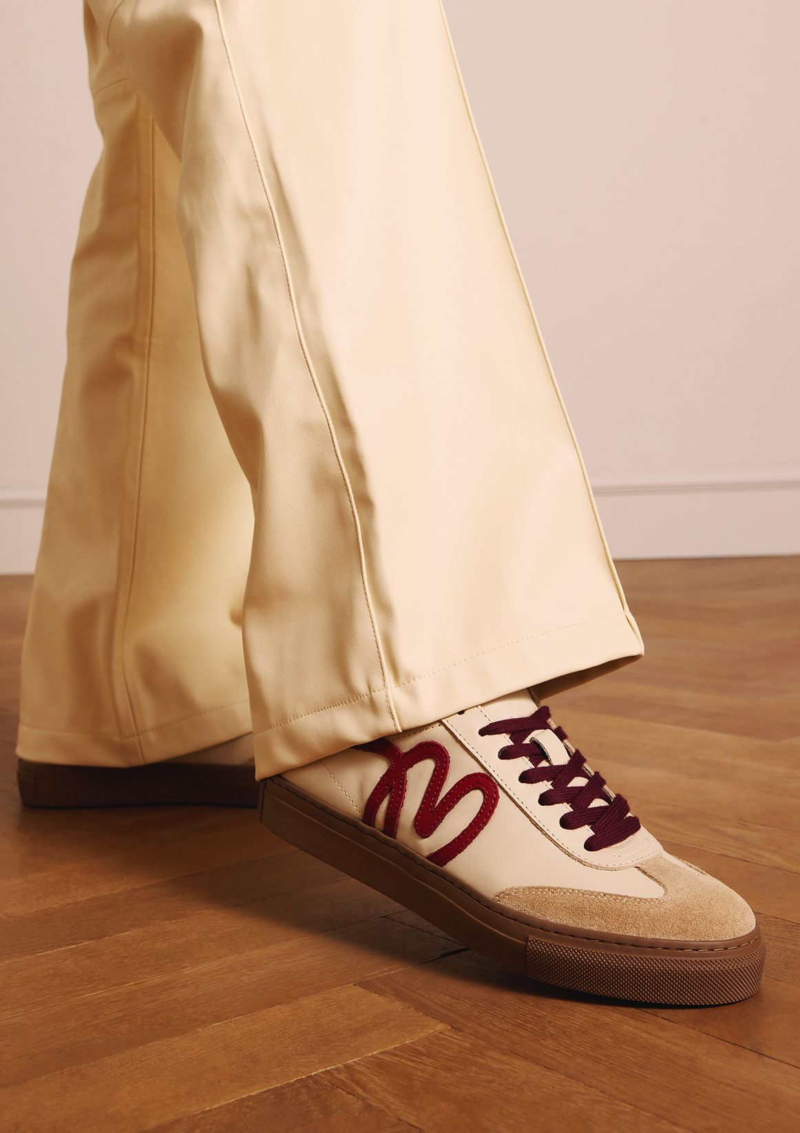 Beigefarbene Ledersneaker mit bordeauxroten Details