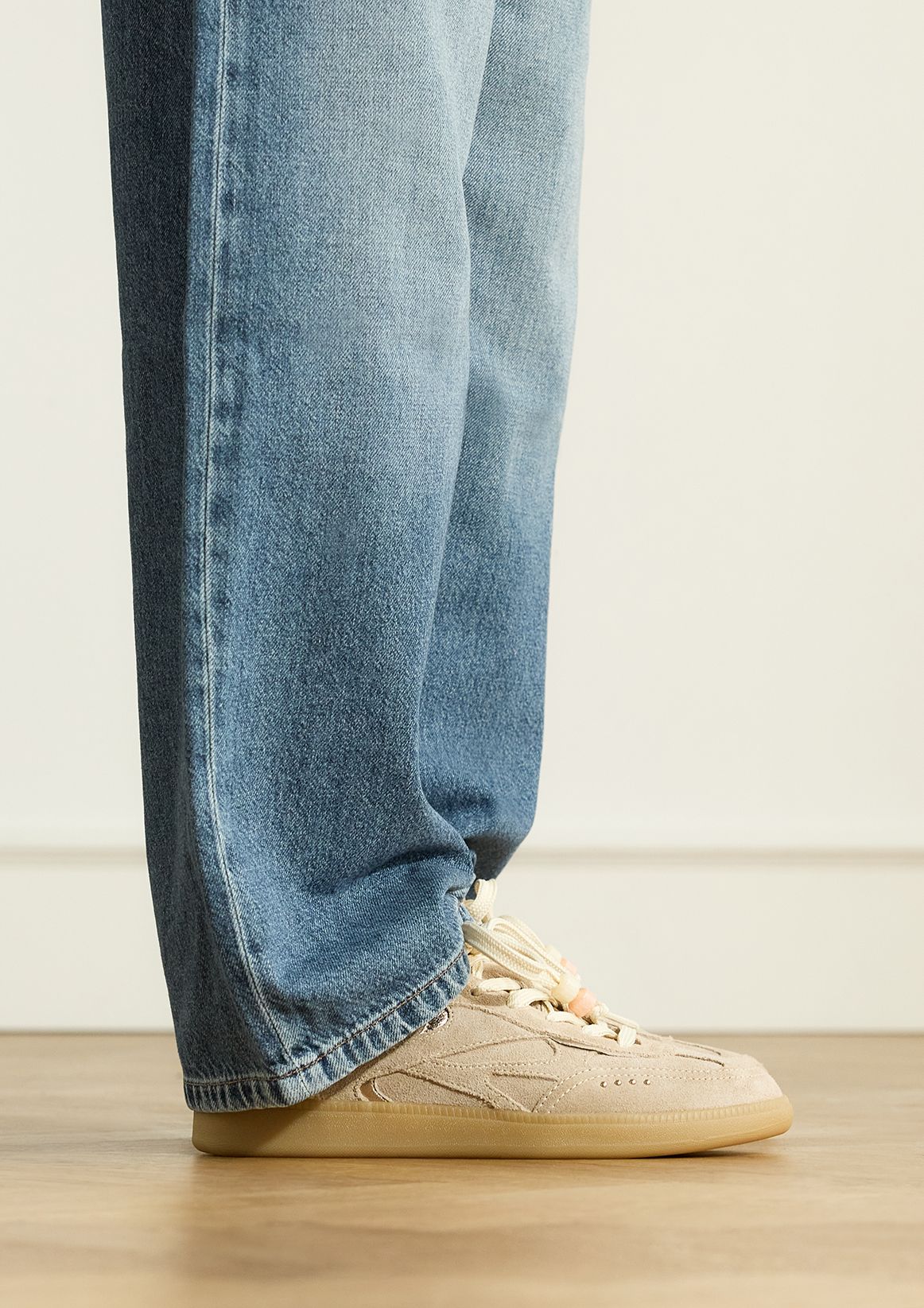 Beige suède sneakers