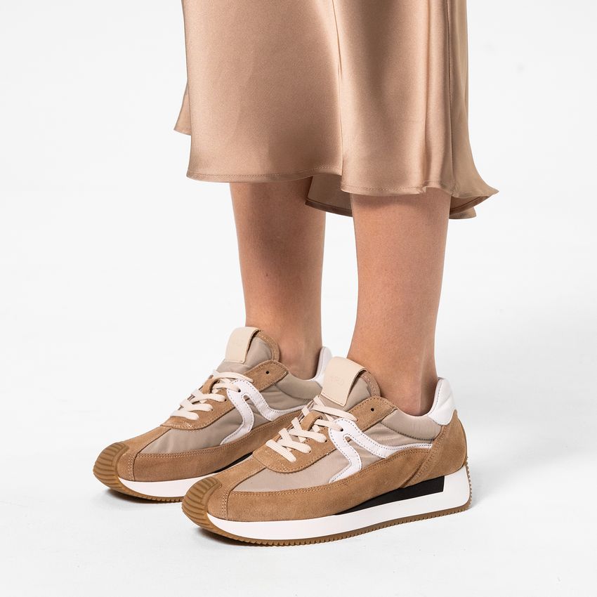 Beige suède sneakers met leren details