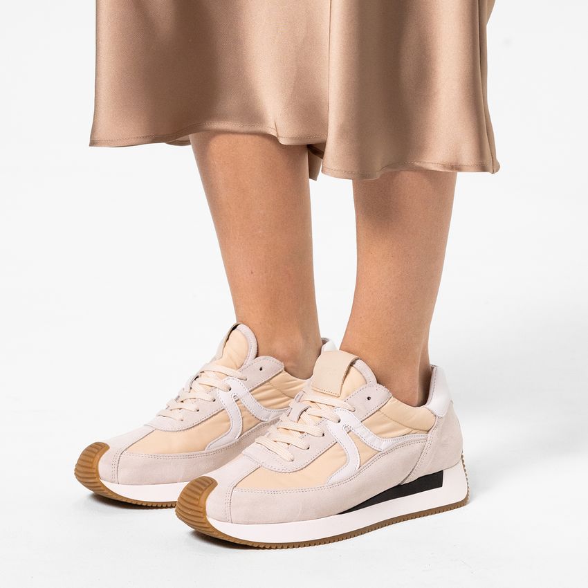 Beige suède sneaker met leren details