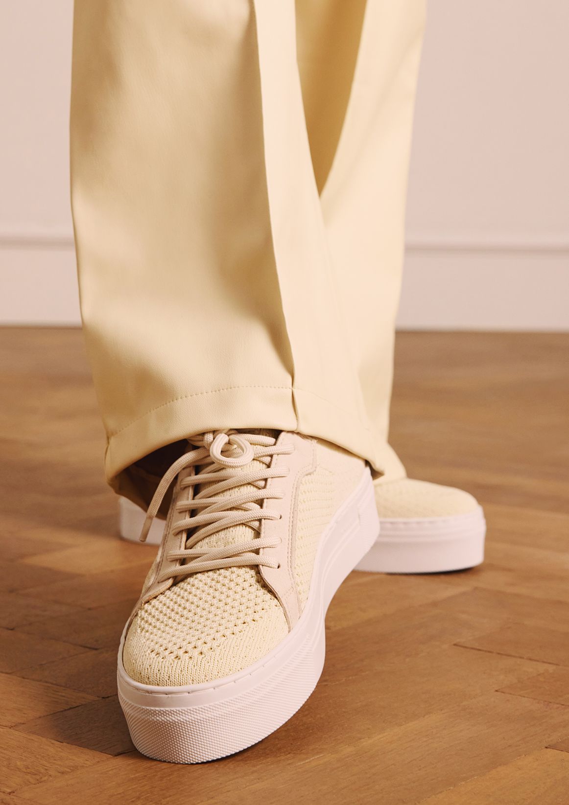 Beigefarbene Textil-Sneaker