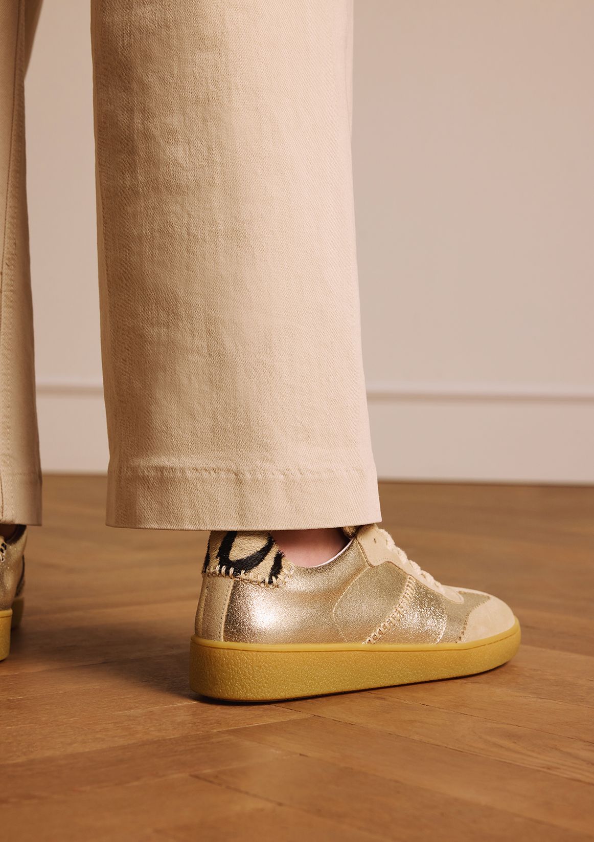 Gouden leren sneakers met zebra details