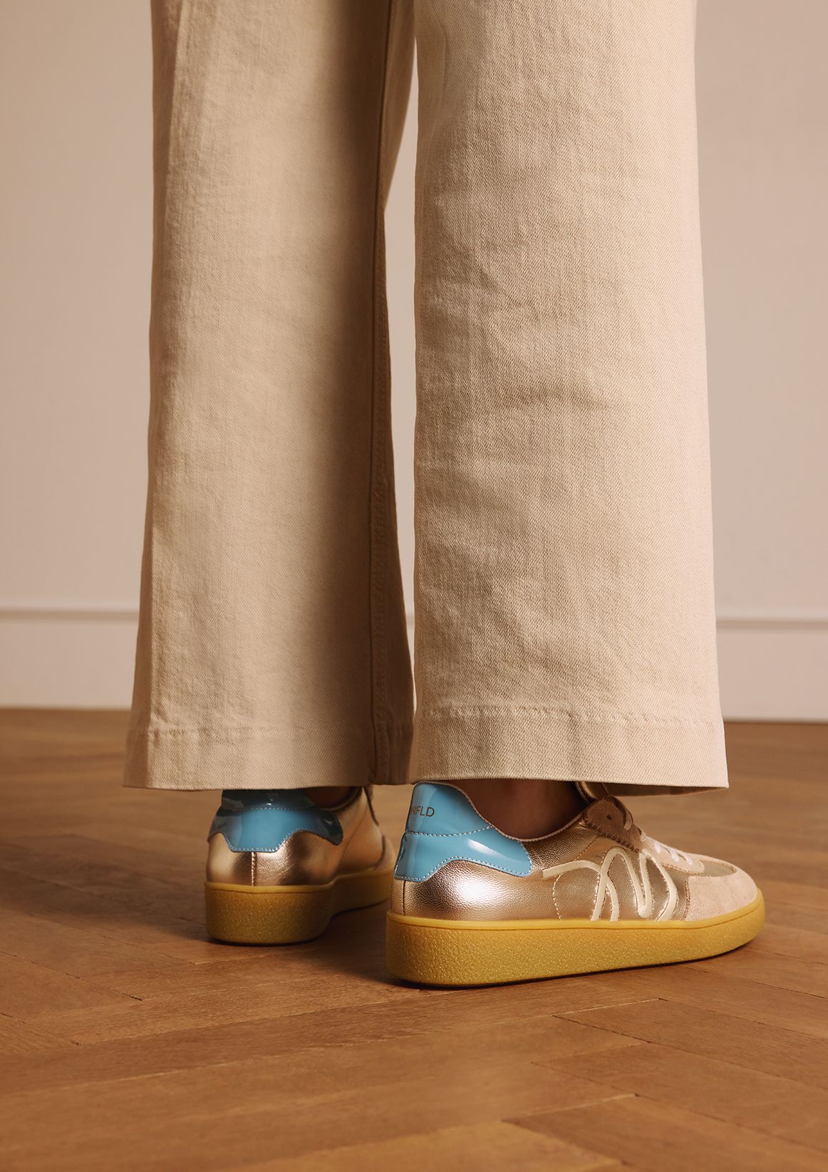 Beige leren sneakers met goudkleurige & blauwe details