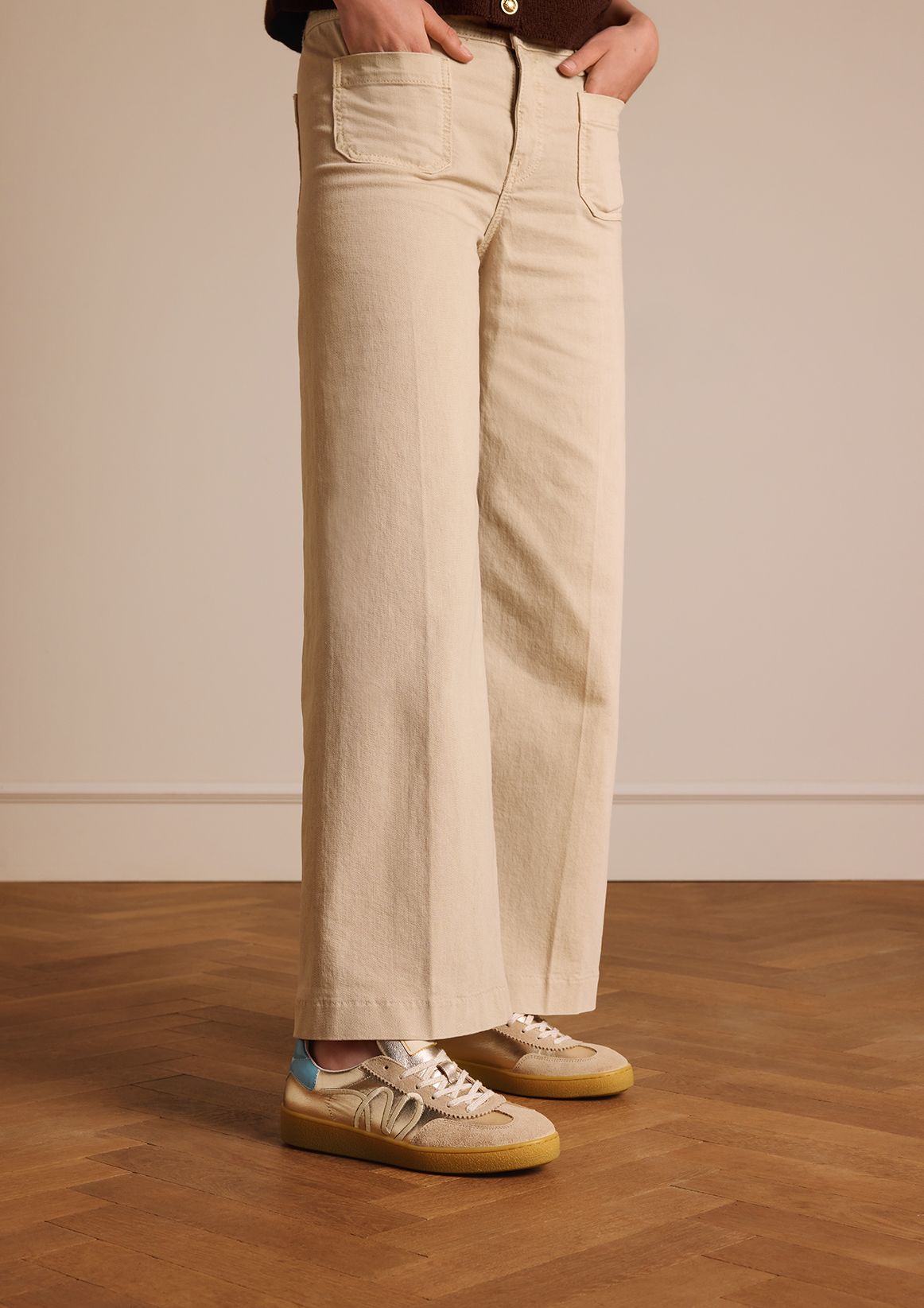 Beigefarbene Ledersneaker mit Details in Gold und Blau